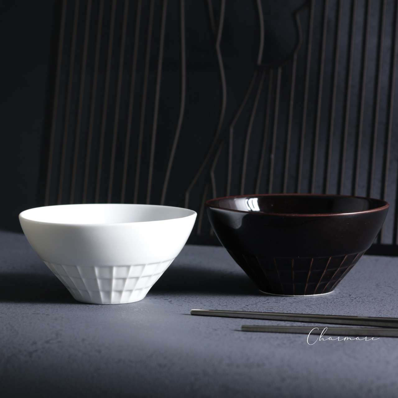 シンプルで洗練されたデザインのモノトーン茶碗