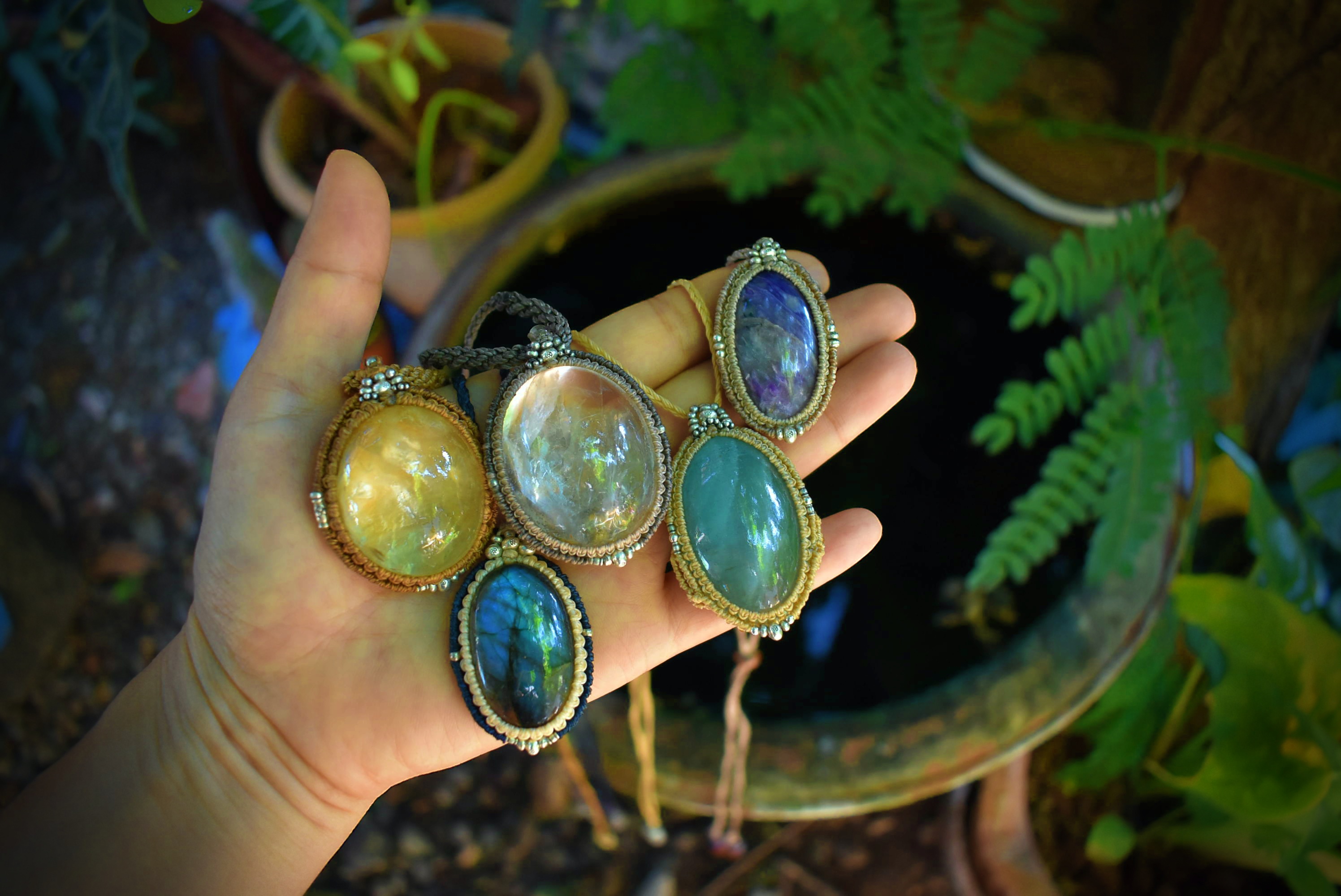 本日夜9:00に新作マクラメペンダント5点をオンラインショップにアップいたします。