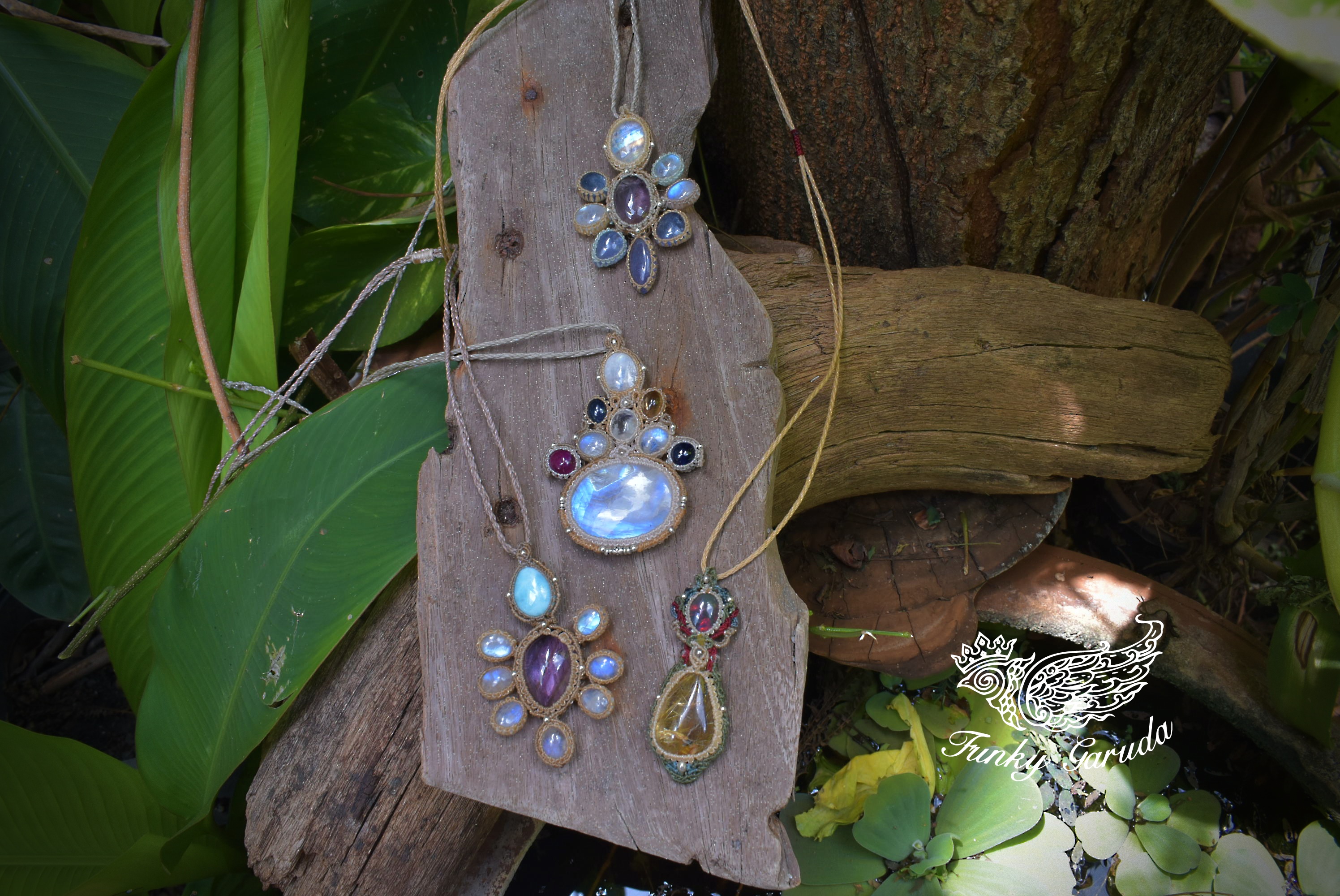 明日の新作マクラメアクセサリーの追加。