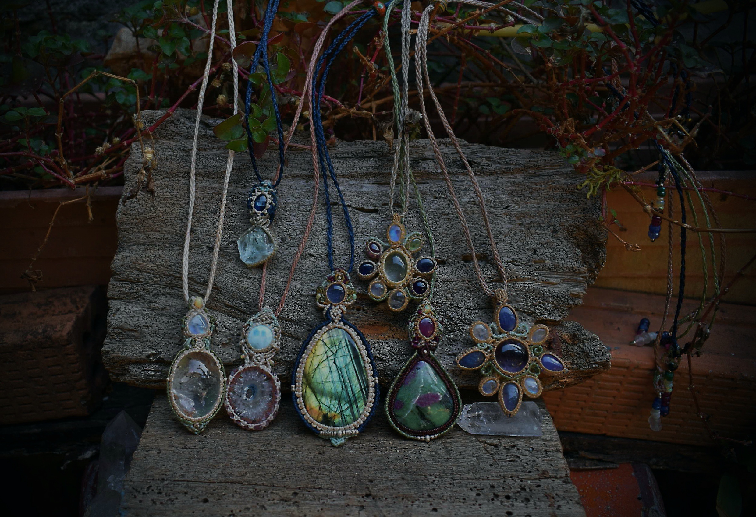 本日夜9時にタンザナイトなど新作アップします。