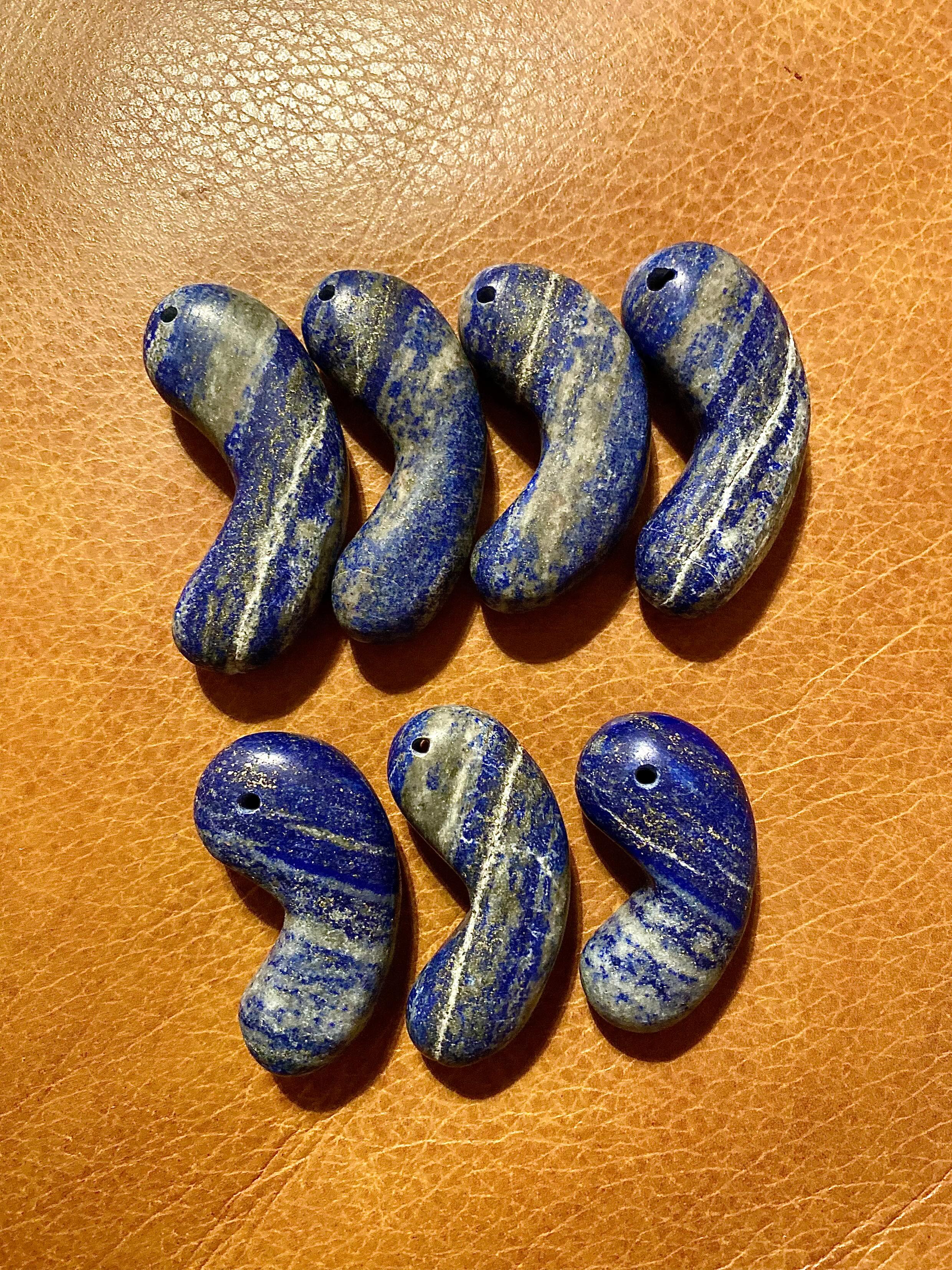 原石から削りだして作らせたラピスBIG勾玉ペンダント