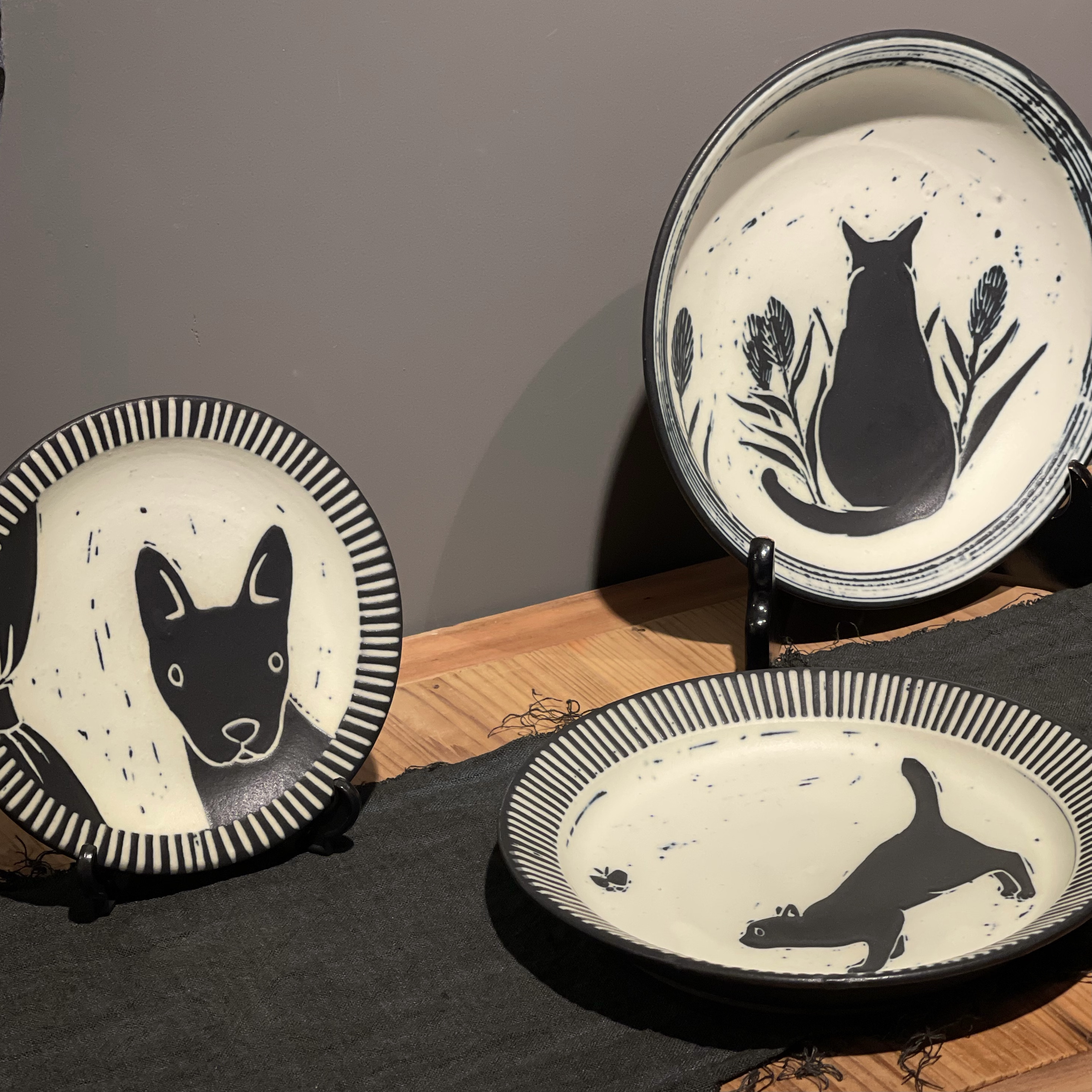 【坂井千尋  × アトリエか猫  展】 坂井千尋さん モノトーンのうつわ