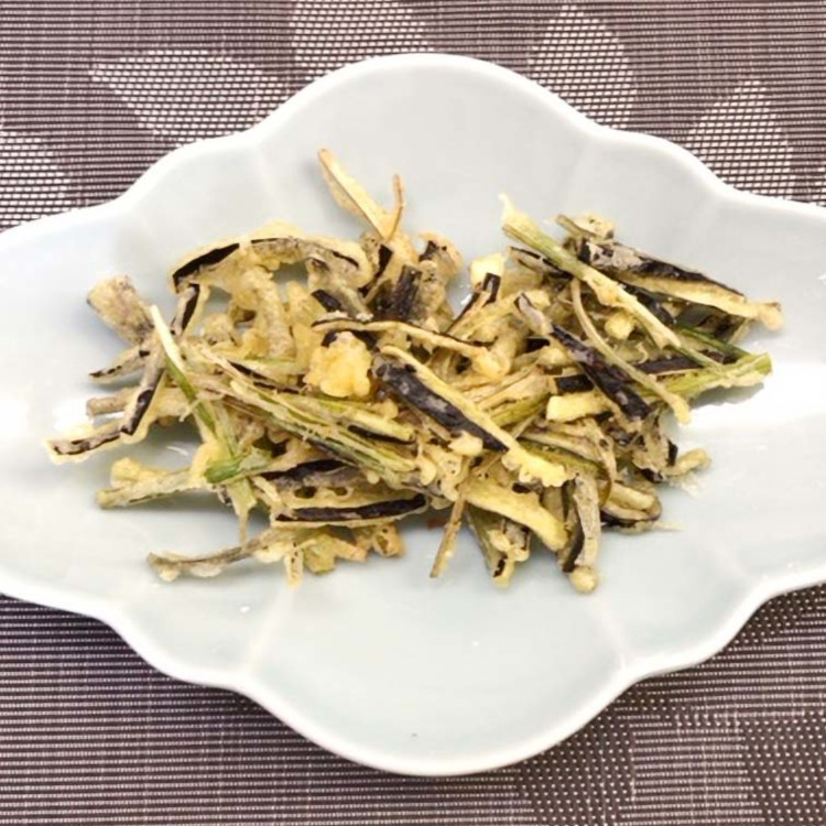 サクサクとした歯触りが絶品「茄子の皮の胡麻かきあげ」｜サルベージ料理