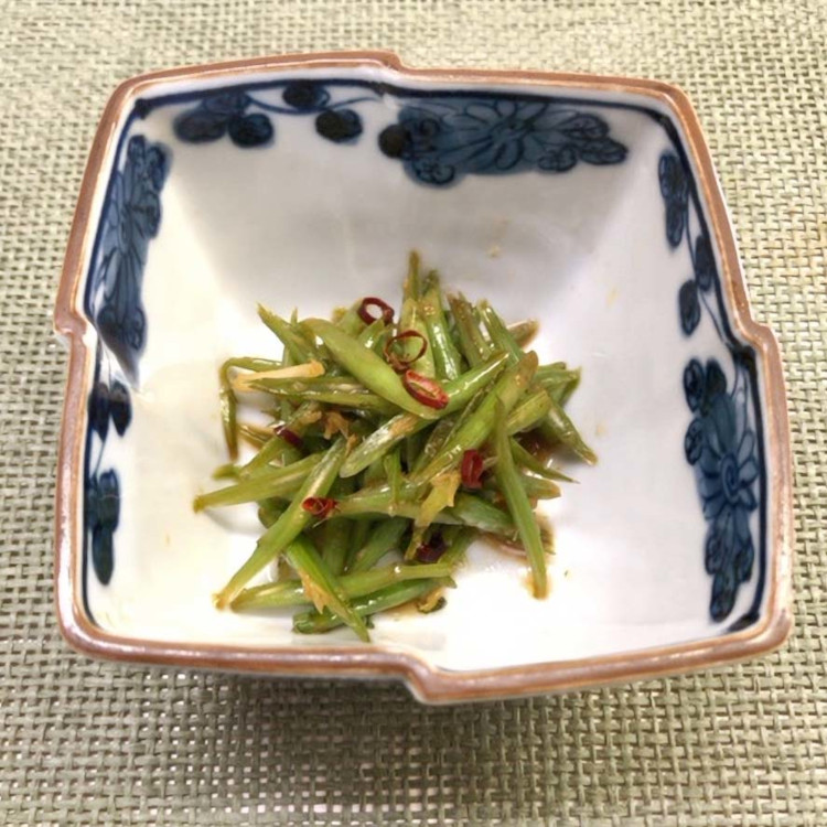 ごはんが進む1品「春菊の茎の胡麻辛炒め」｜サルベージ料理