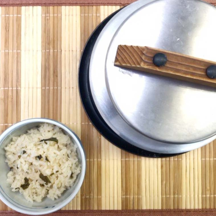 茶の香りが嬉しい「茶殻釜飯」｜サルベージ料理