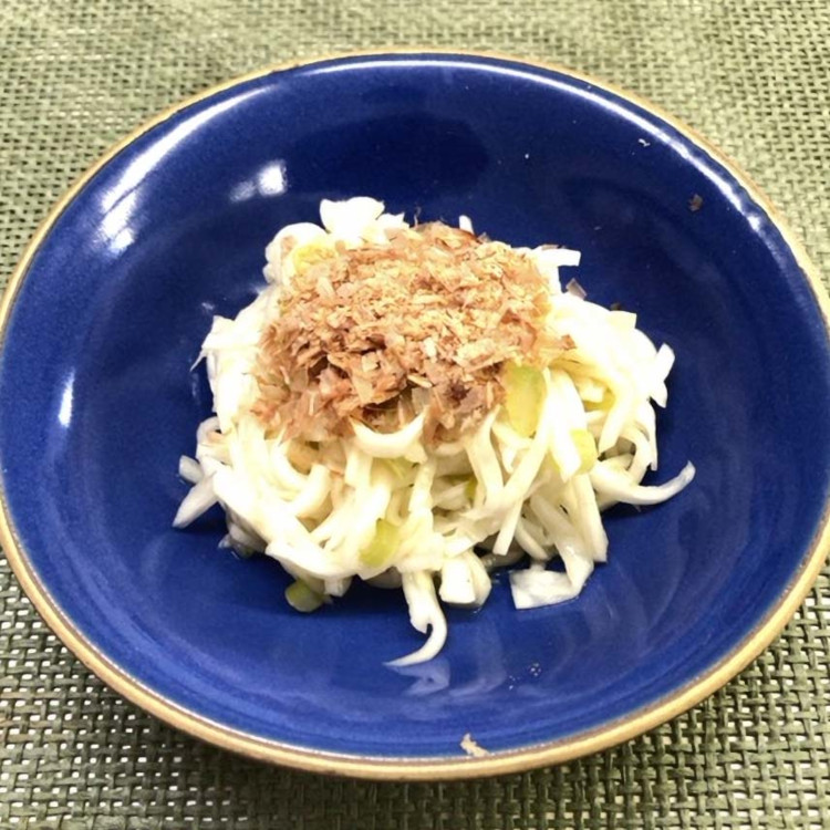 さっぱりいただけます「蕪の皮と葉のおかかドレッシングの小鉢」｜サルベージ料理