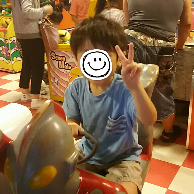 息子ウルトラマンに乗ってご機嫌o(^-^o)(o^-^)o
