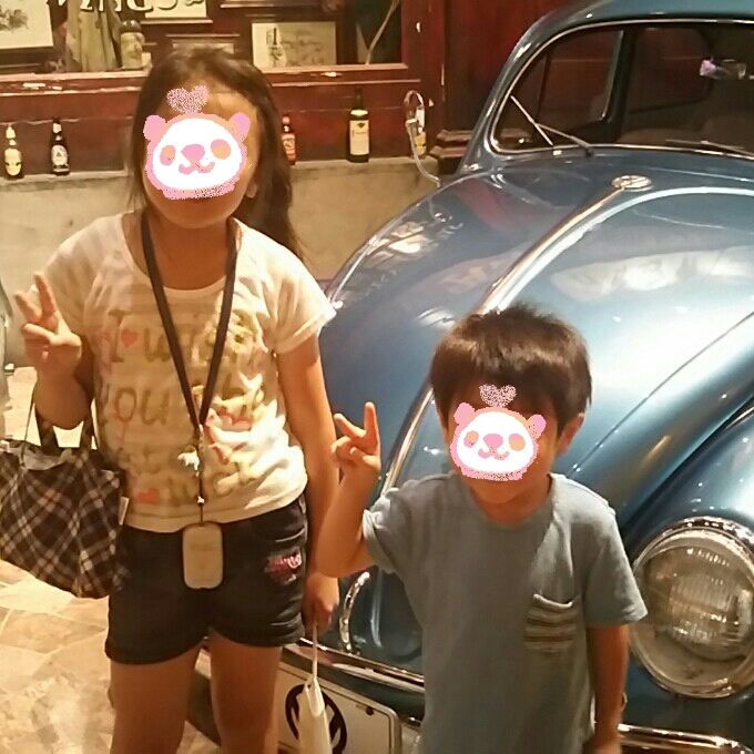 レトロな外国の街＊娘の好きな車のカラーの前で♪