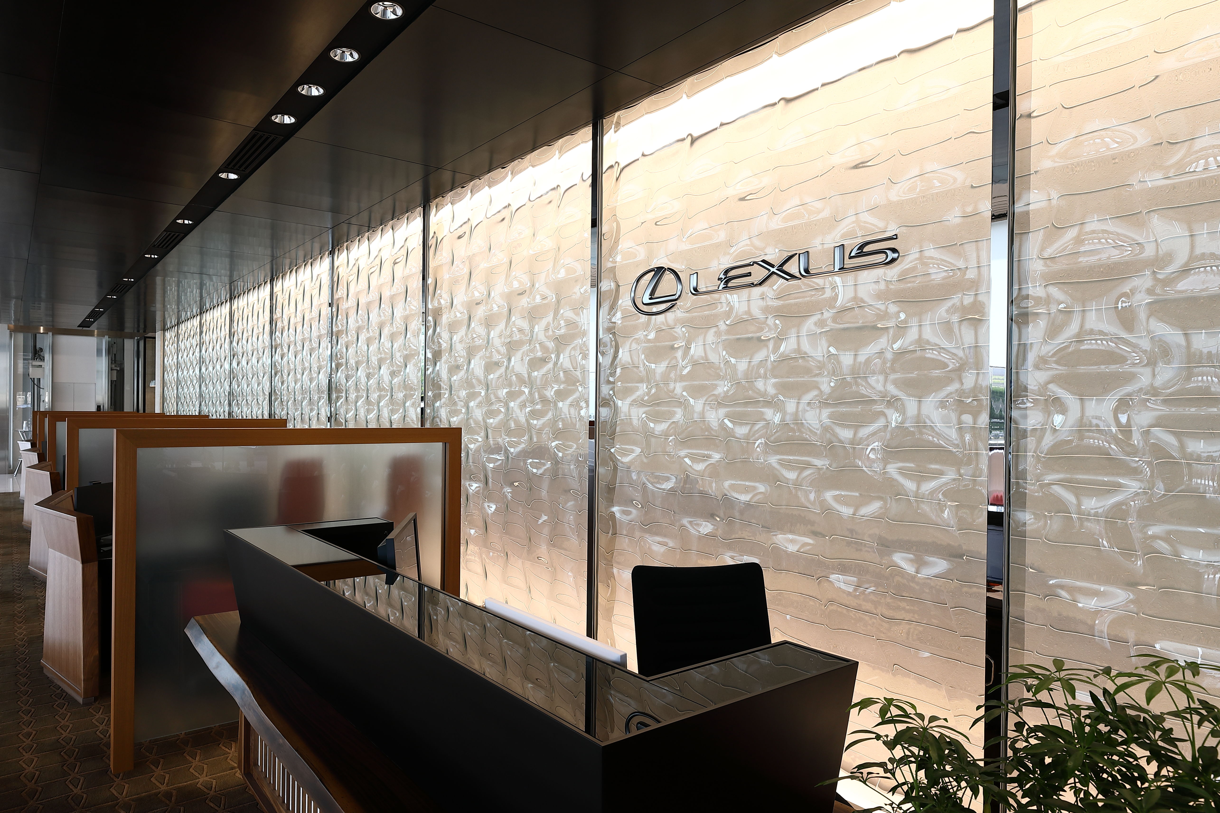 WASILがＬＥＸＵＳのディーラー様に、インテリアアートとして採用されました！！！