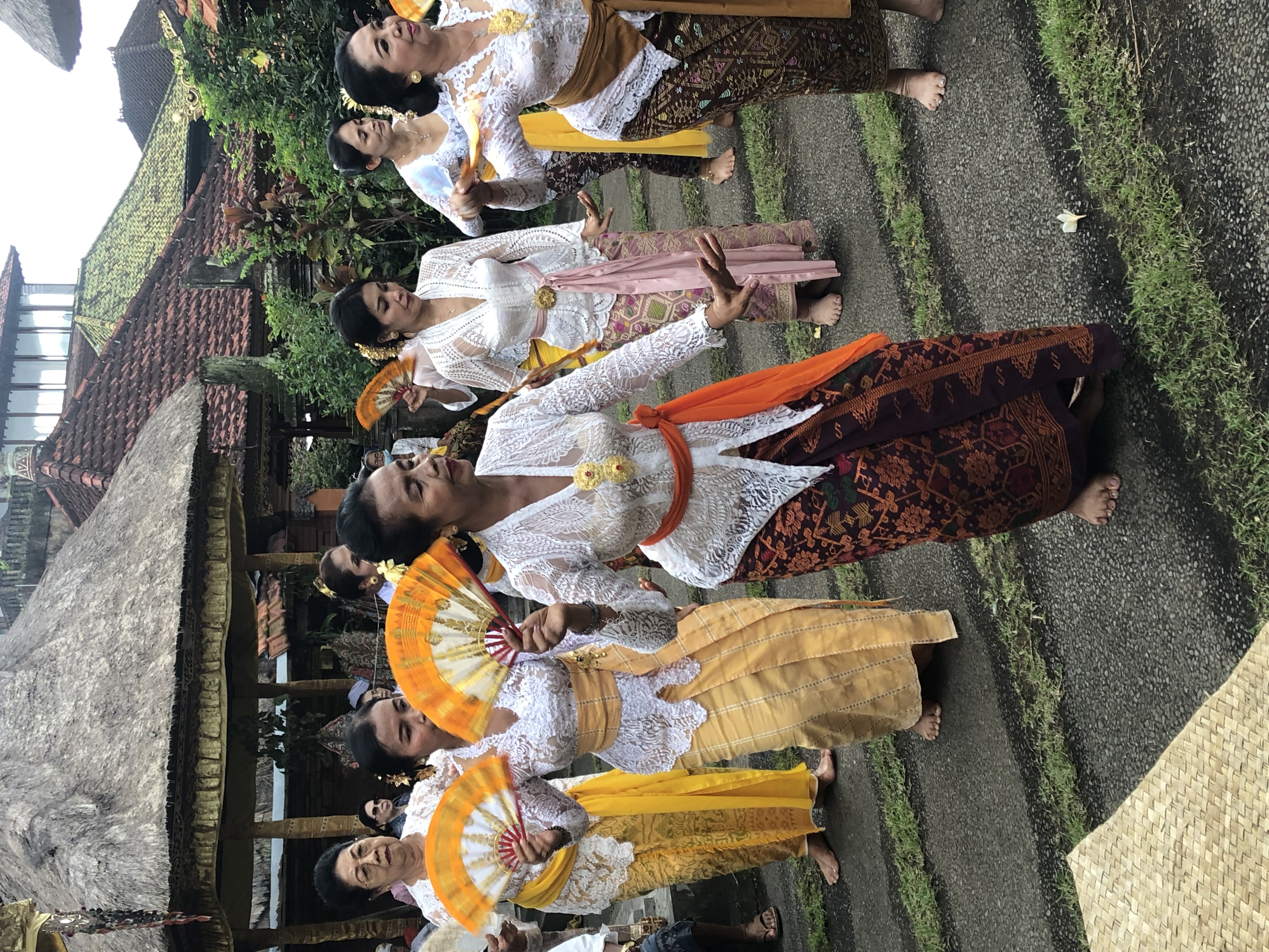 マンダラ家の屋敷寺の儀式で舞う家族