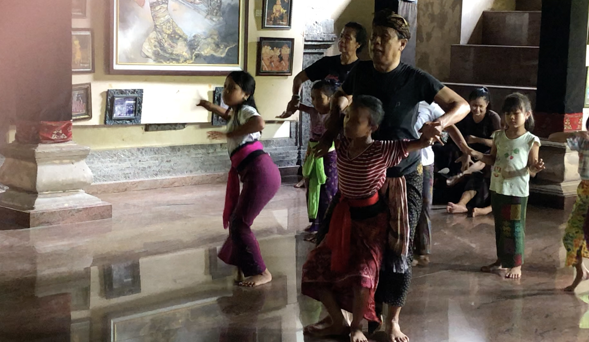 活動制限が緩和され、村の子供達に踊りの指導ができるようになりました