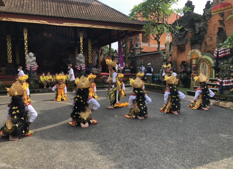 Puri Agung Peliatan のお葬式の奉納舞　ガンブー