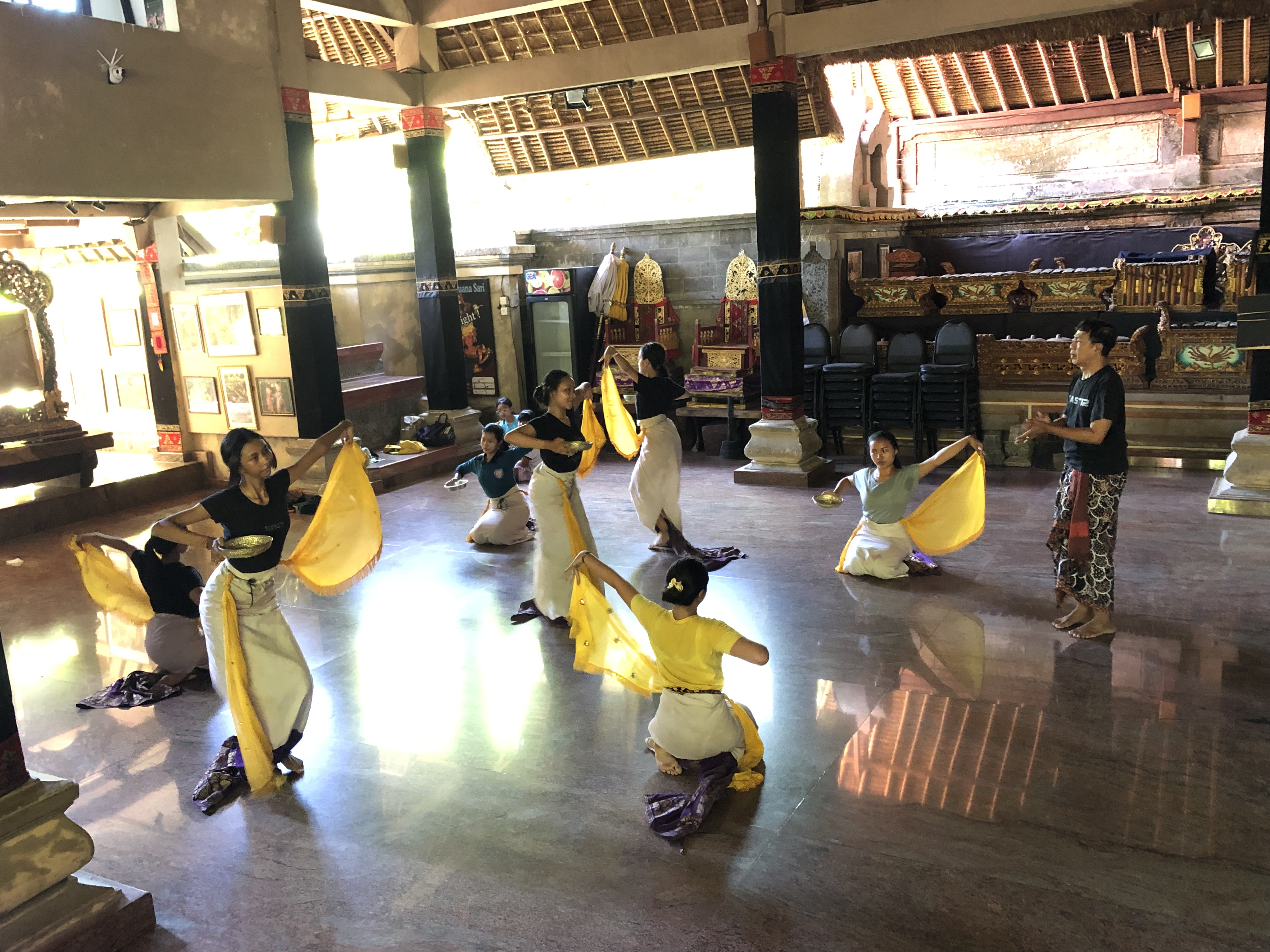 村の子供達、地域の若手への無料の踊り指導