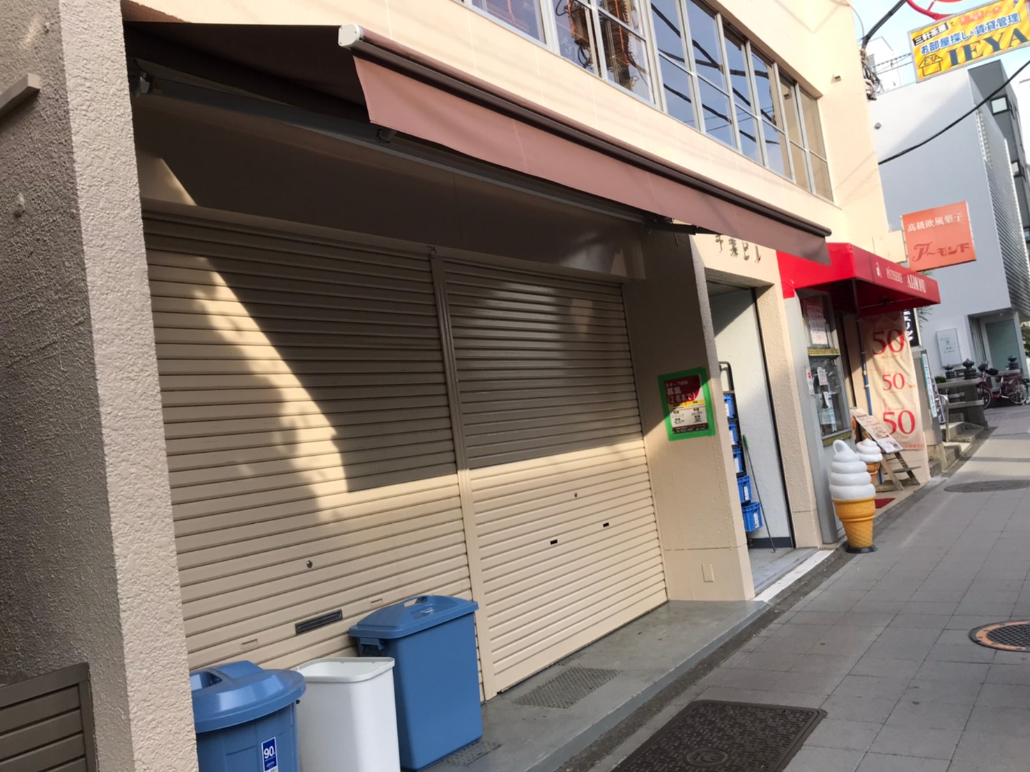 あづま商店　世田谷焼きそば屋さん　引き戸製作致しました。