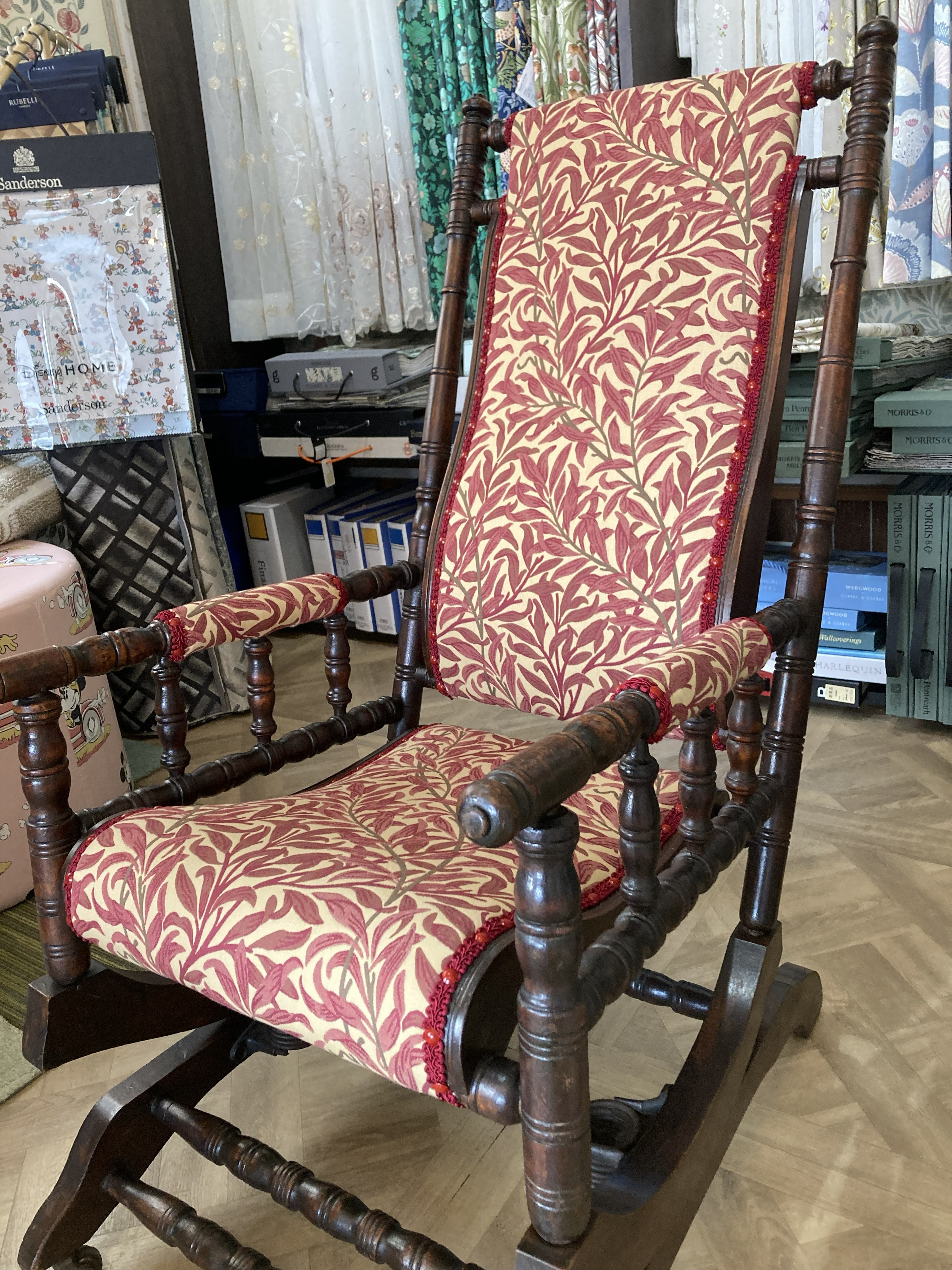 アンティーク・ロッキングチェアをWillow Boughに張り替えました。