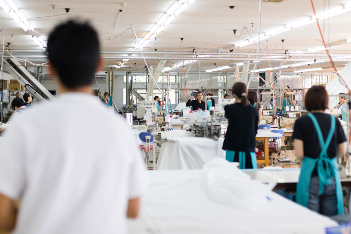 窓辺に、一筋の凛とした美しさを。私たちが守り続ける「仕立て」の約束。