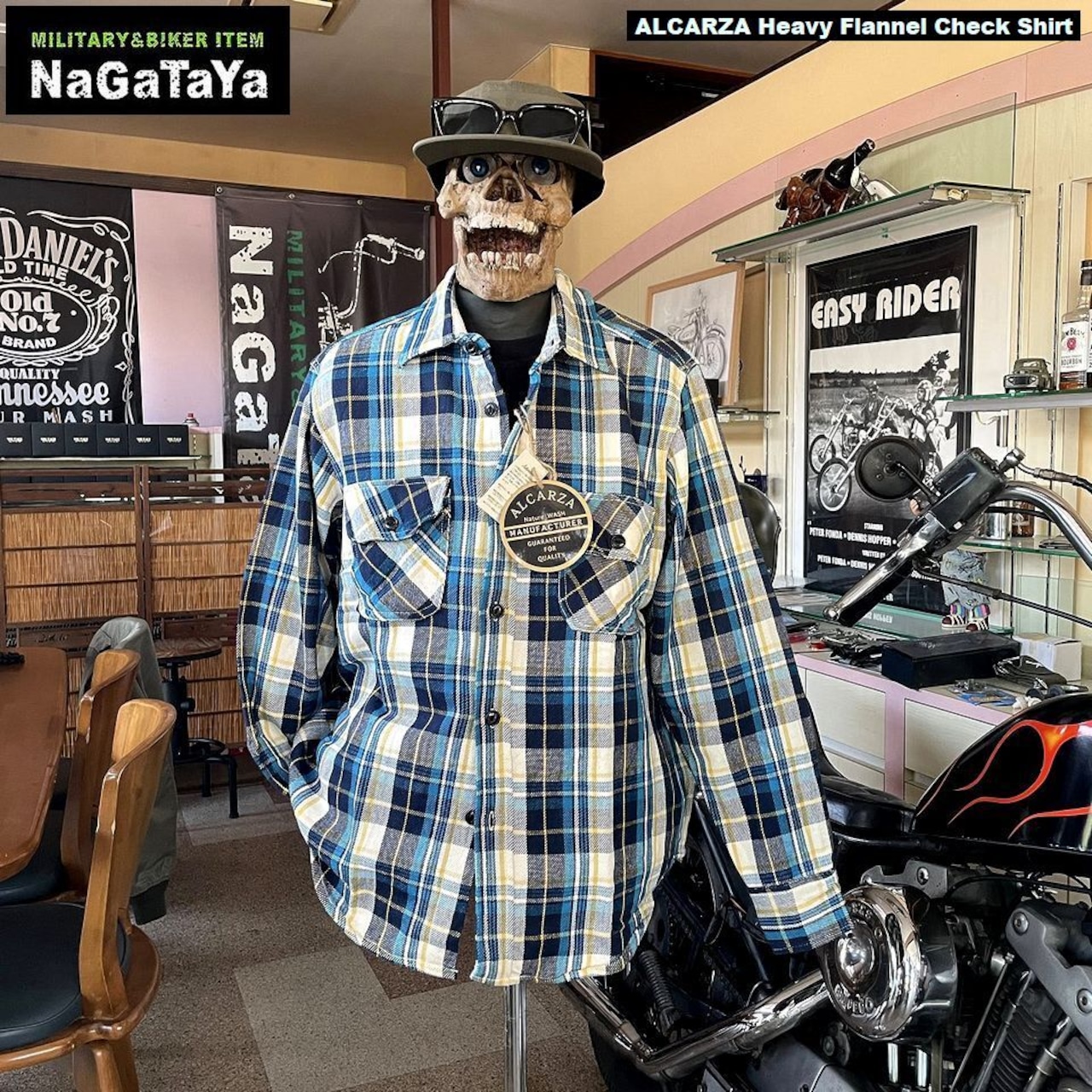 デニムやチノパンとの相性も抜群なネルシャツ、人気のスカイブルーチェック柄