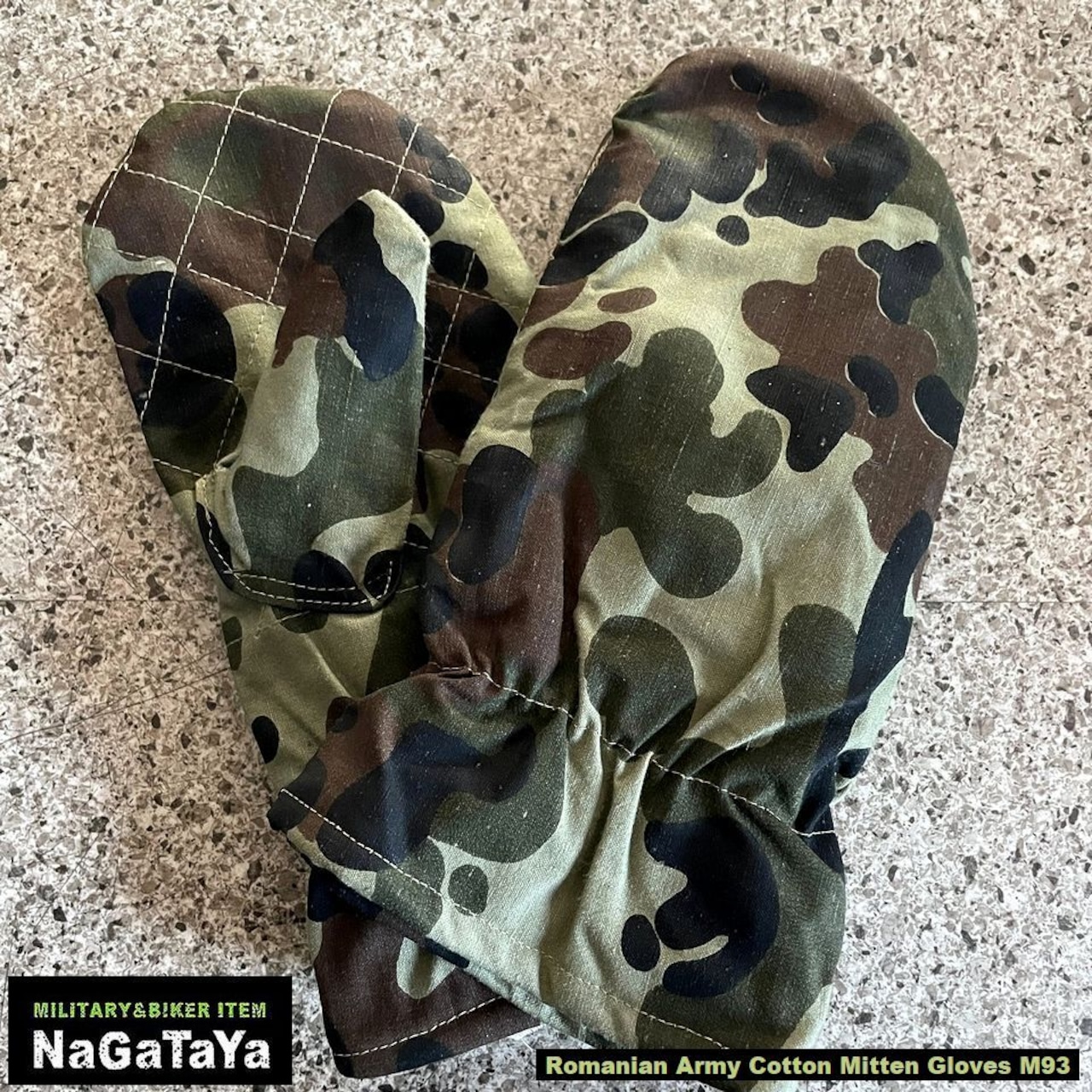 ルーマニア軍にて採用されていたミトングローブ、右手のみ人差し指を出すトリガー用スリットがあり