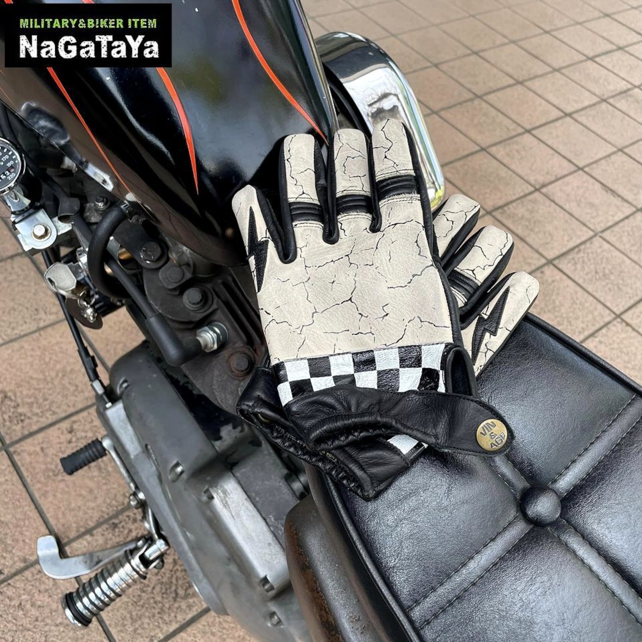 オールドスクール感を演出したVin&Ageのクラックレザーグローブ