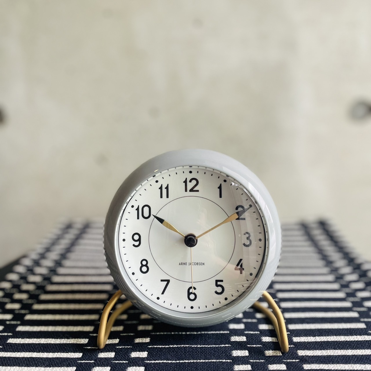 ARNE JACOBSEN TABLE CLOCK（STATION / LIGHT GRAY）