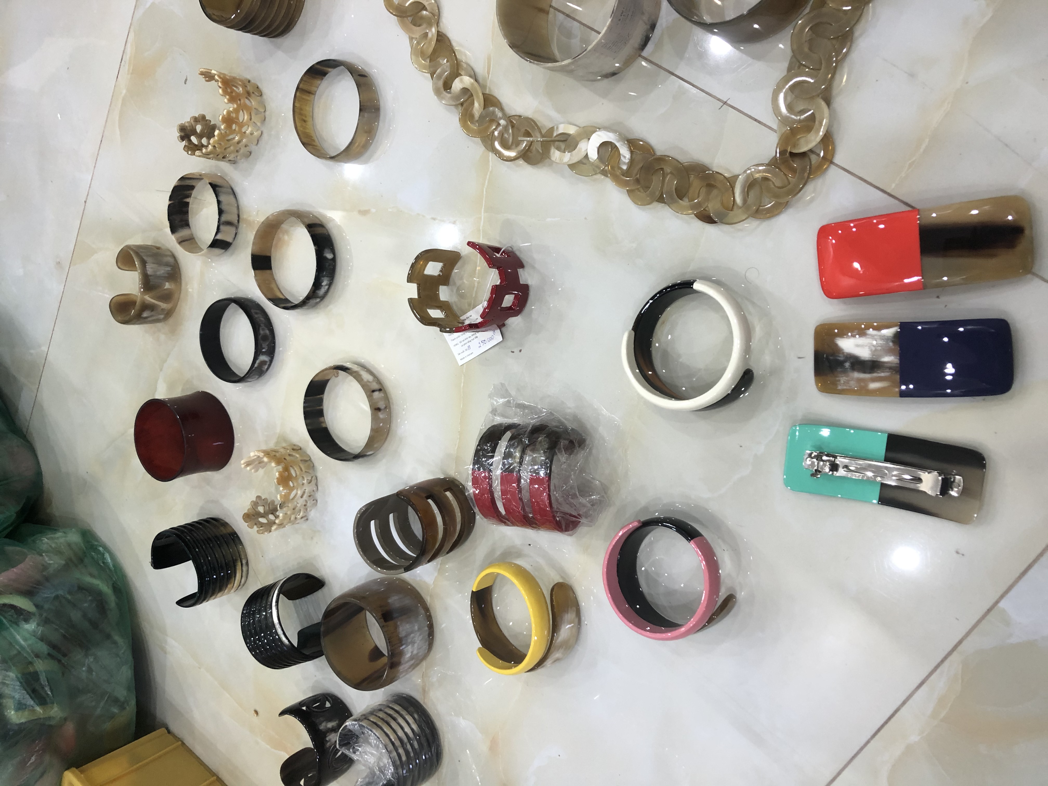 高級ブランドでも使われているバッファローホーンをご紹介します。