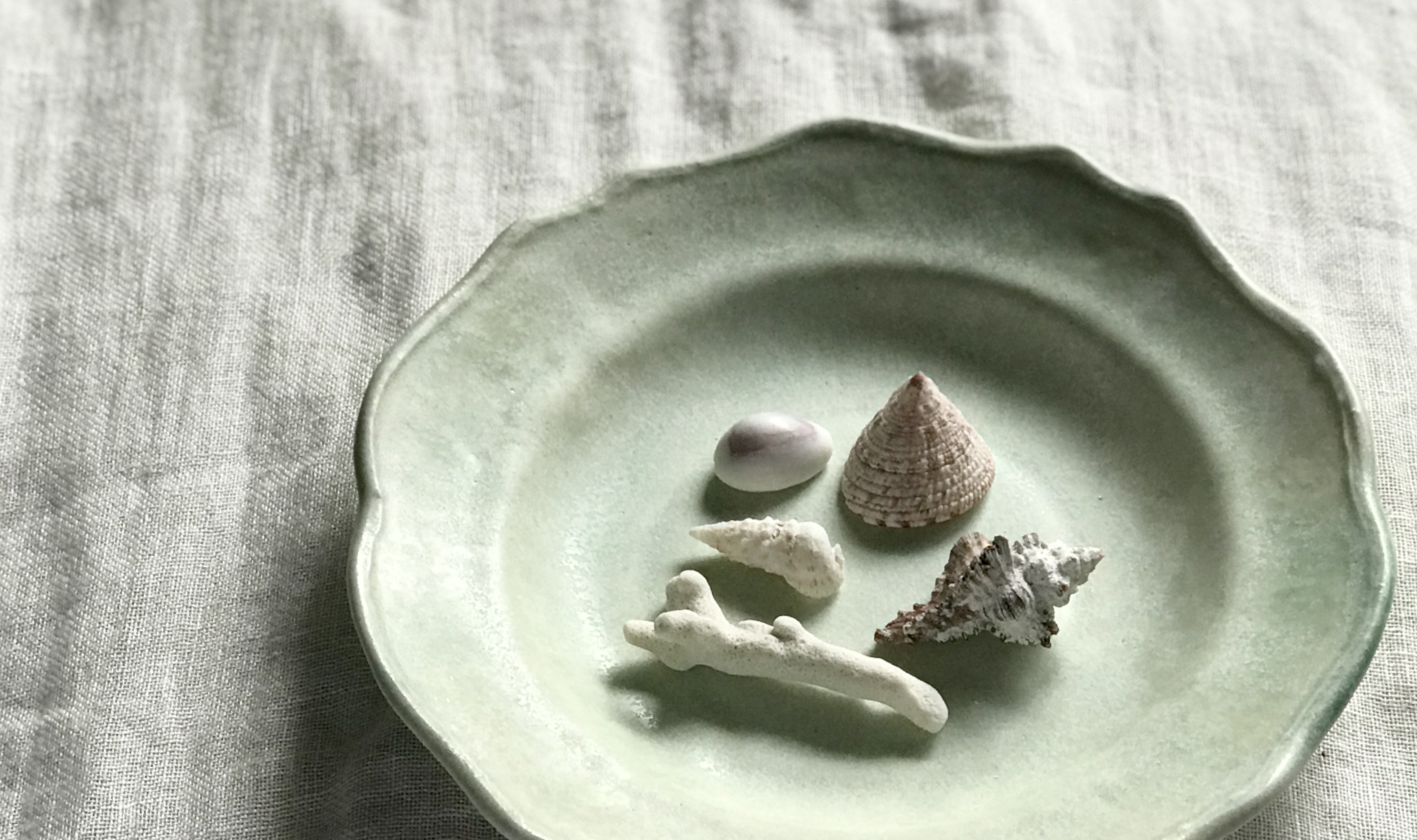 薄浅葱(うすあさぎ)色のうつわ。