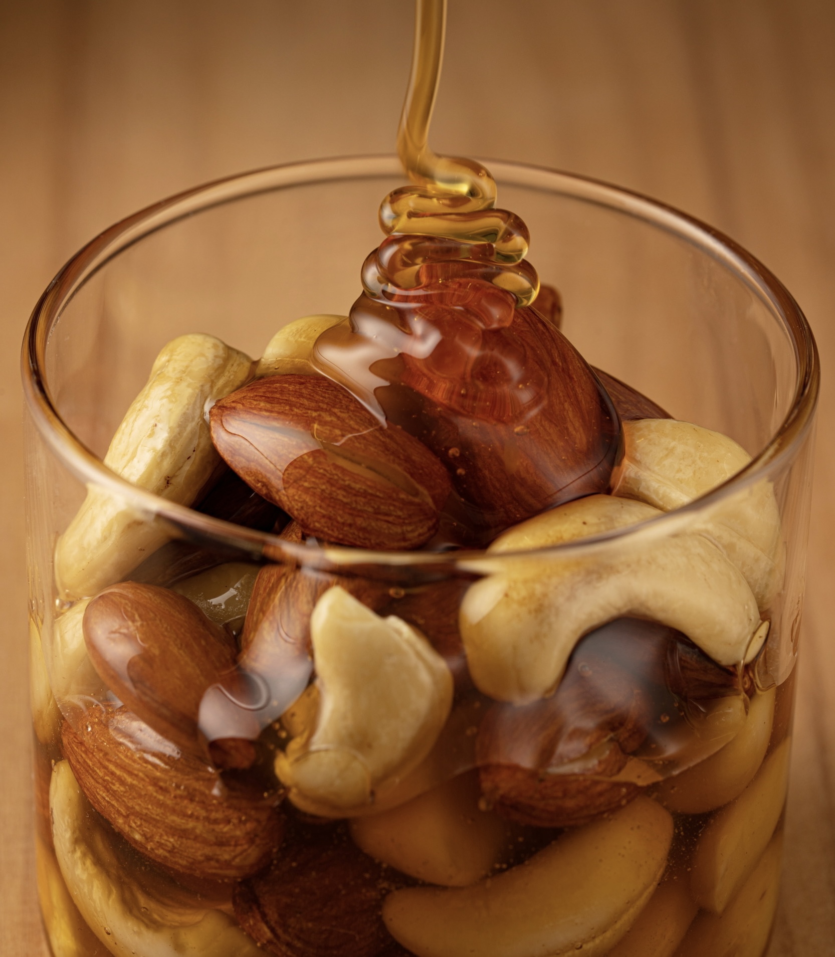 はちみつの色の違いは何で決まる？薄い色と濃い色の理由をわかりやすく解説