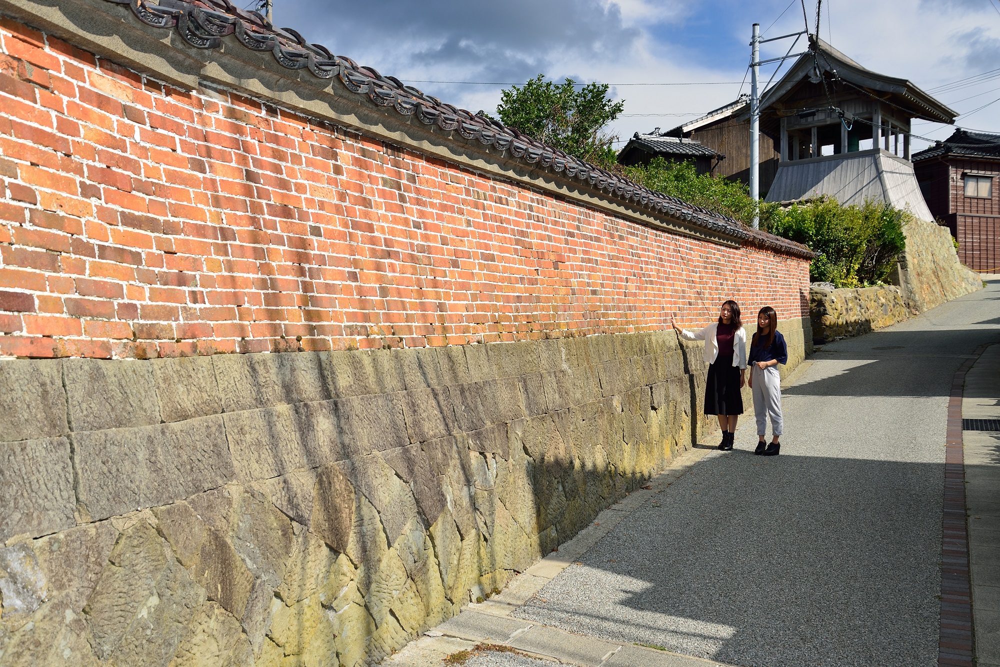 徳川幕府を支えた天領の町、相川の京町通りのレンガ塀と鐘楼が歴史情緒を感じさせてくれる観光スポット
