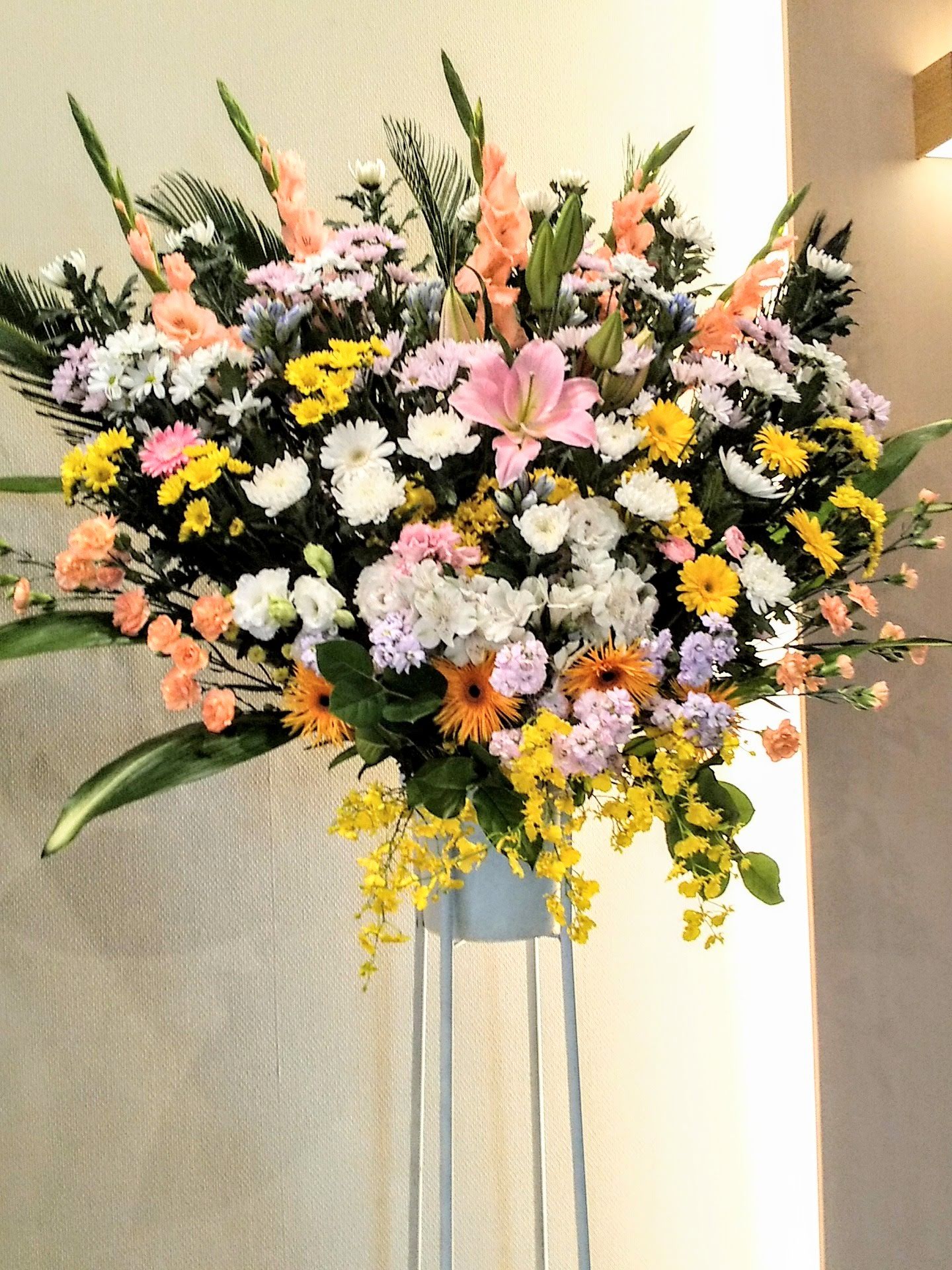 お通夜のスタンド花お届けいたしました。　【札幌市北区太平のお花屋さん　花だより】