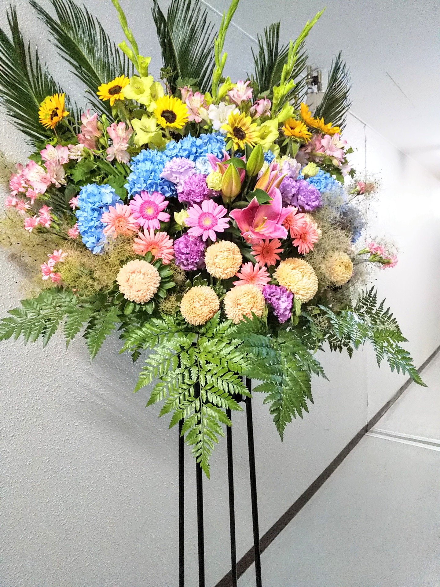 お誕生日お祝いのスタンド花　【札幌市北区太平のお花屋さん　花だより】