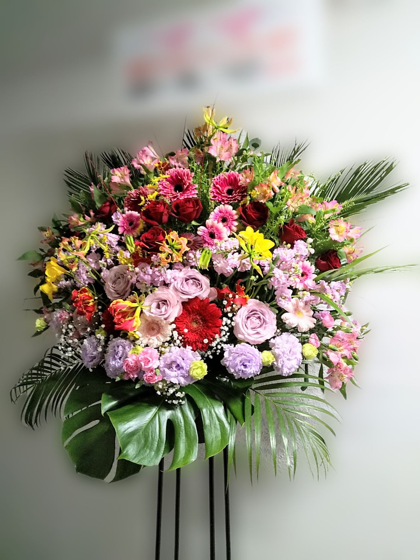 お誕生日のお祝いスタンド花　【札幌市北区太平のお花屋さん　花だより】