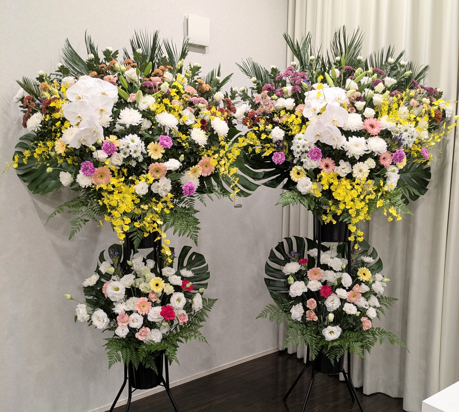 お通夜のスタンド花