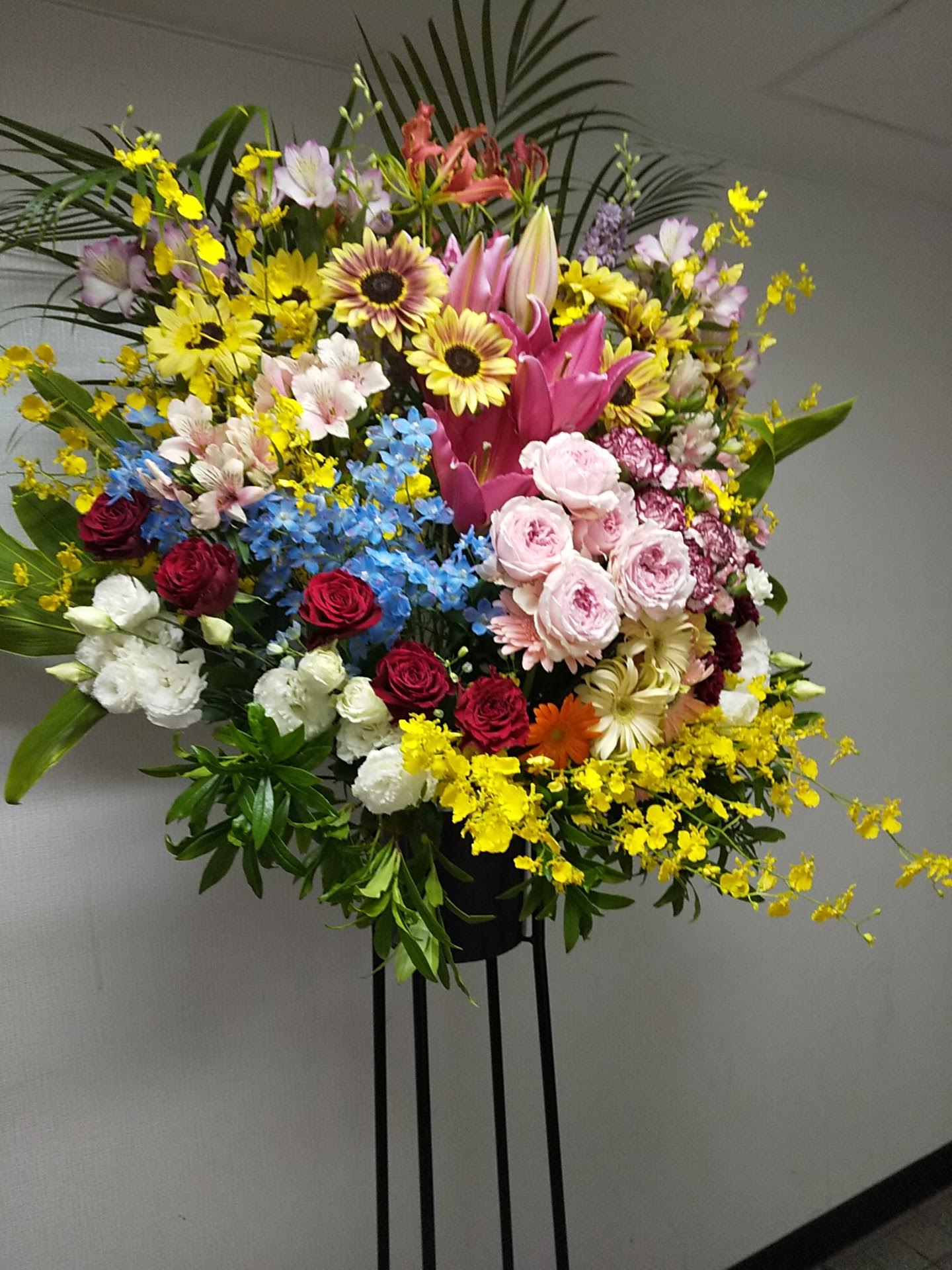 お誕生日のスタンド花お届けいたしました。　【札幌市北区太平のお花屋さん　花だより】