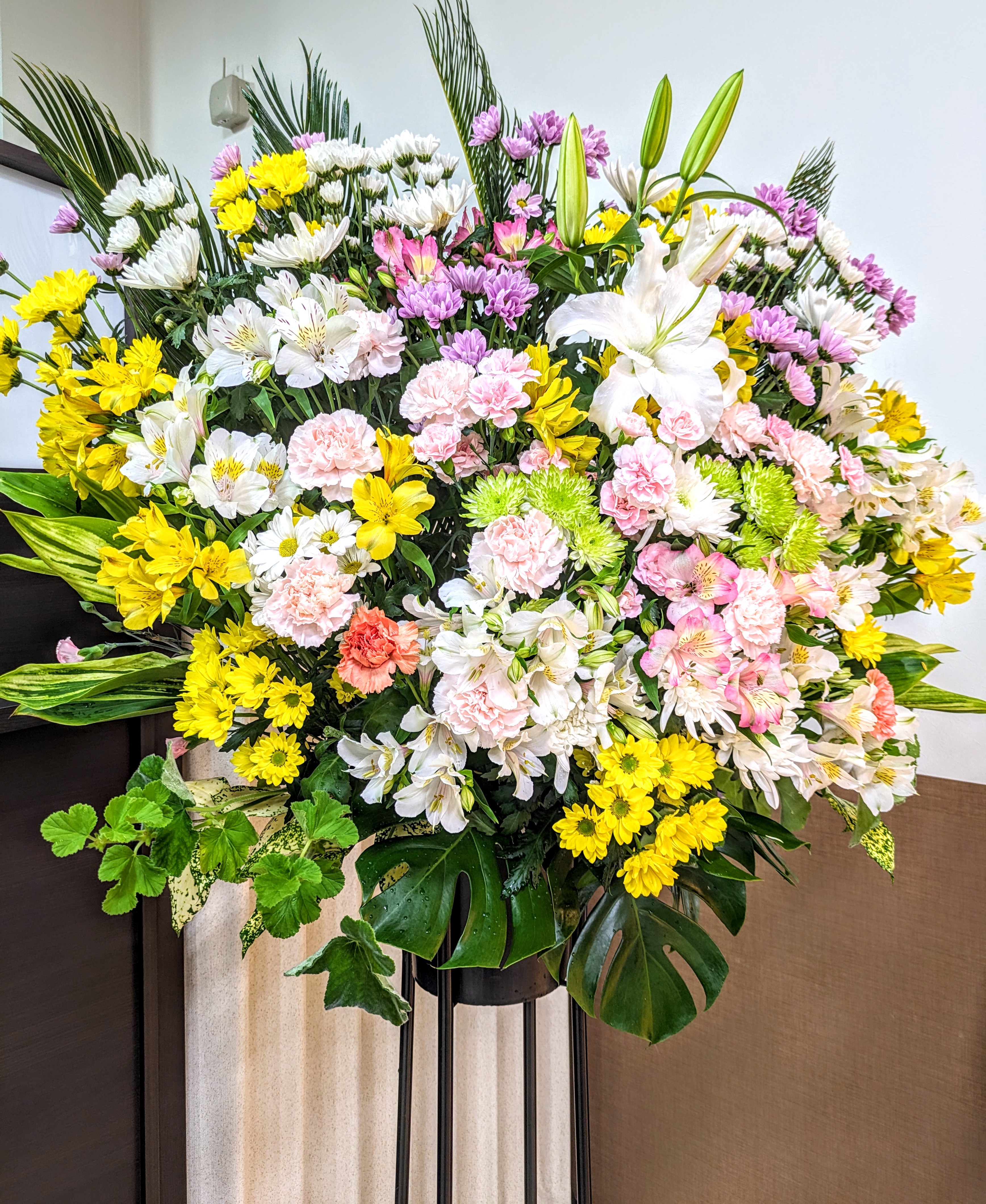 お通夜のスタンド花　【札幌市北区太平のお花屋さん　花だより】