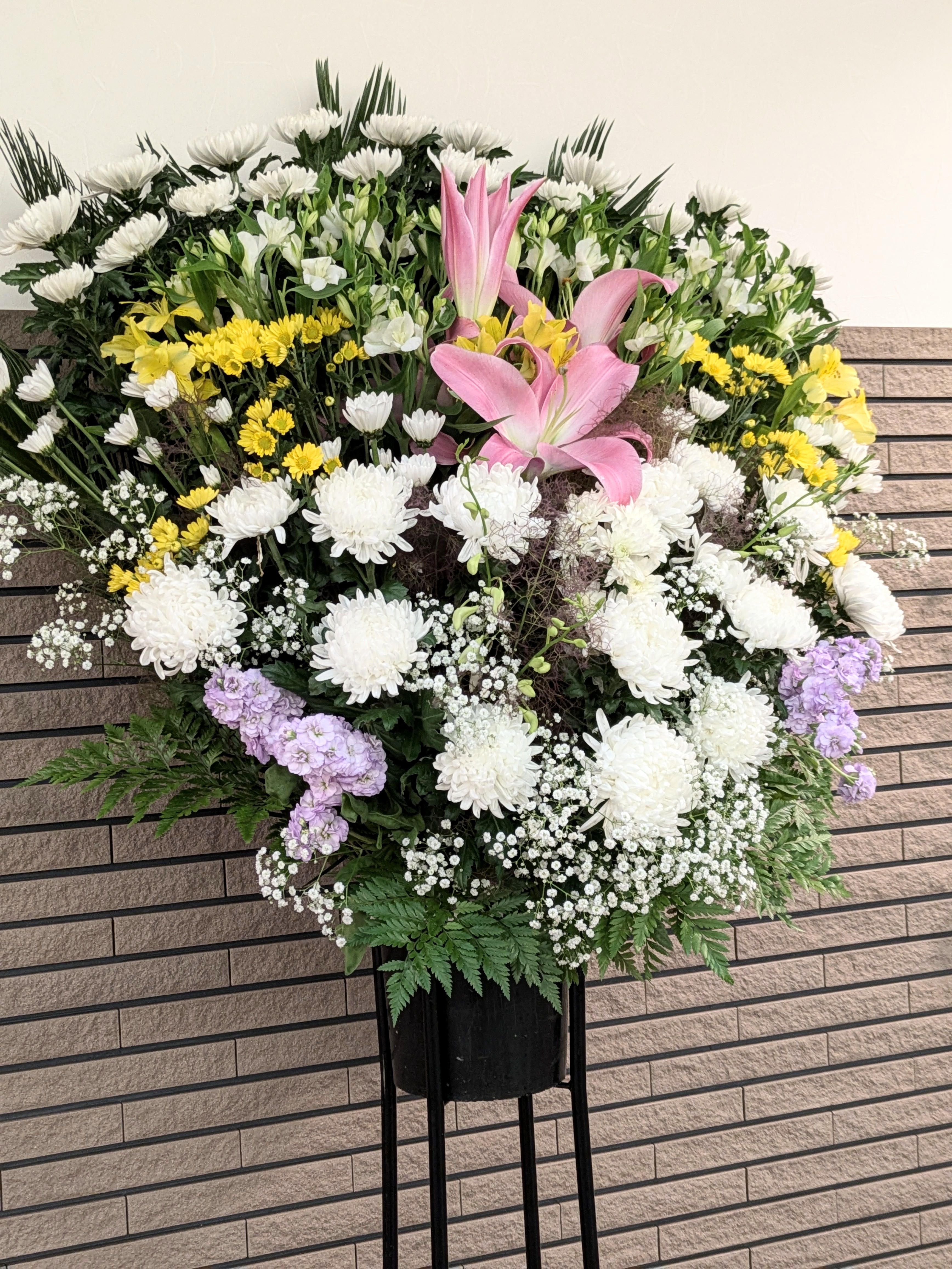 お通夜のスタンド花お届けいたしました。　【札幌市北区太平のお花屋さん　花だより】