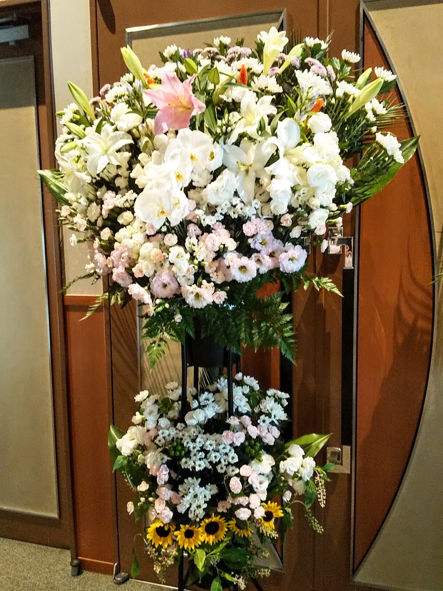 お通夜のスタンド花お届けいたしました。　【札幌市北区太平のお花屋さん】