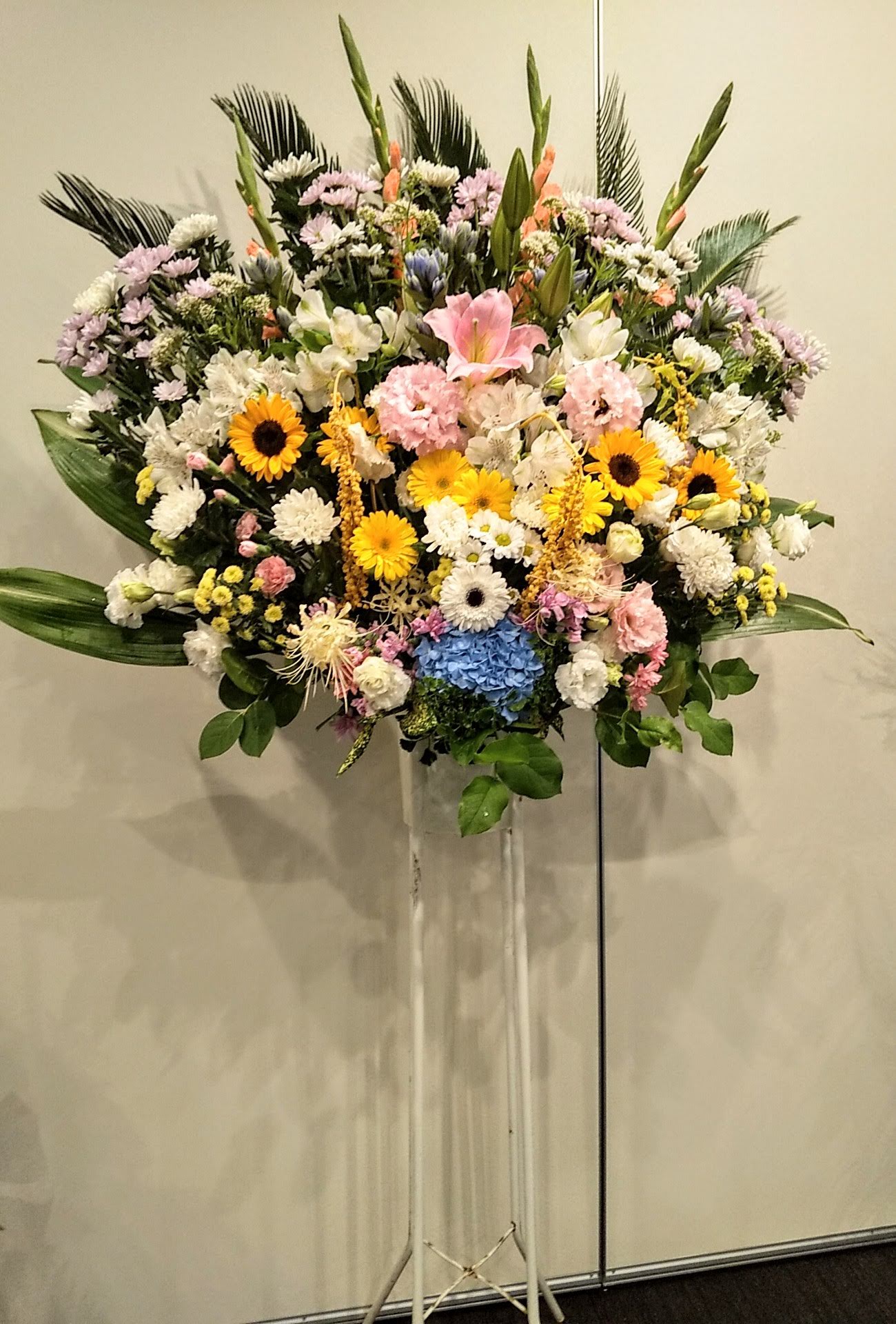 お通夜のスタンド花お届けいたしました。　【札幌市北区太平のお花屋さん　花だより】