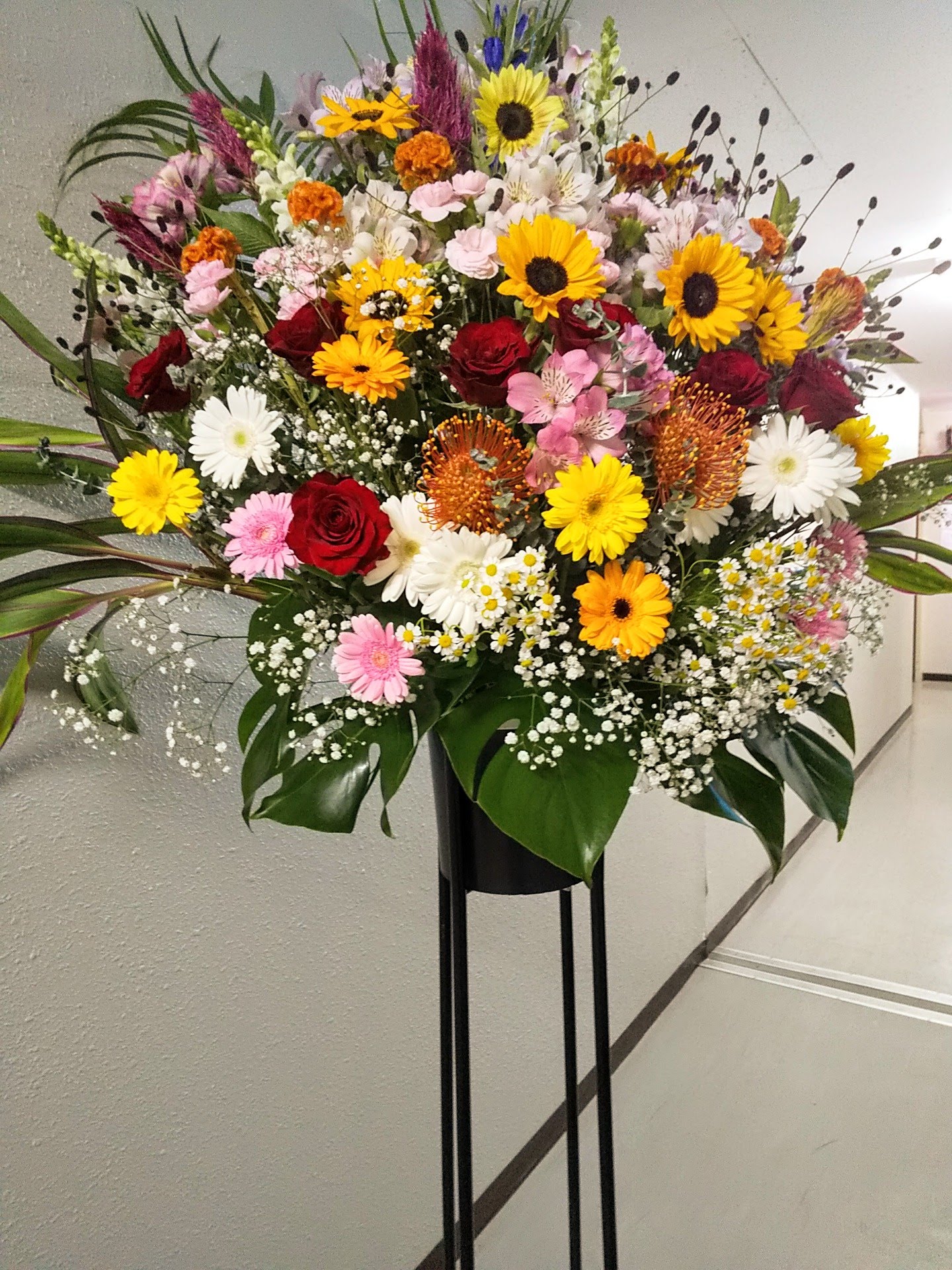 3周年祝いのスタンド花です。　【札幌市北区太平のお花屋さん　花だより】