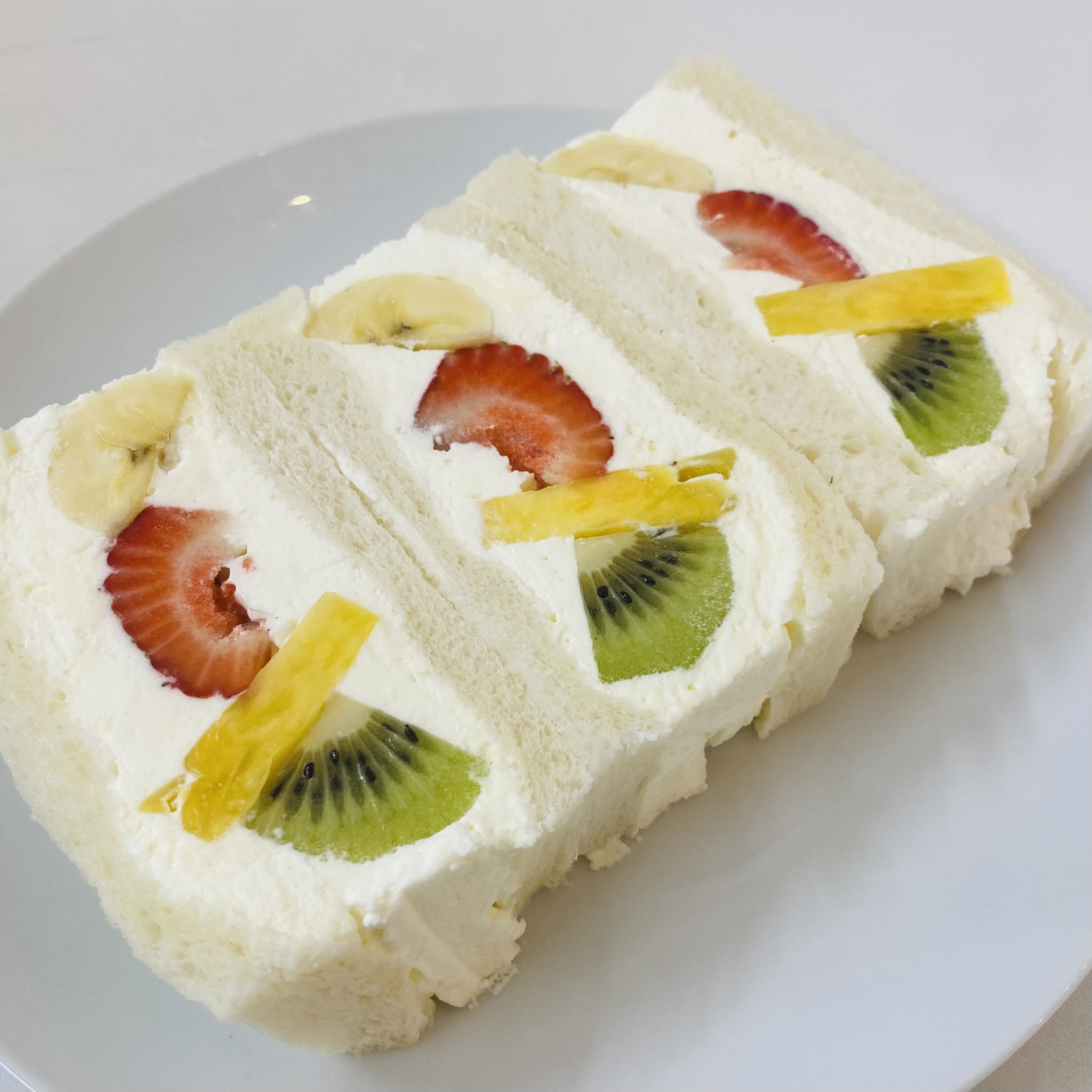 「フルーティーな幸せを味わおう！キウイフルーツ、パイン、いちご、バナナが贅沢に詰まったミックスフルー