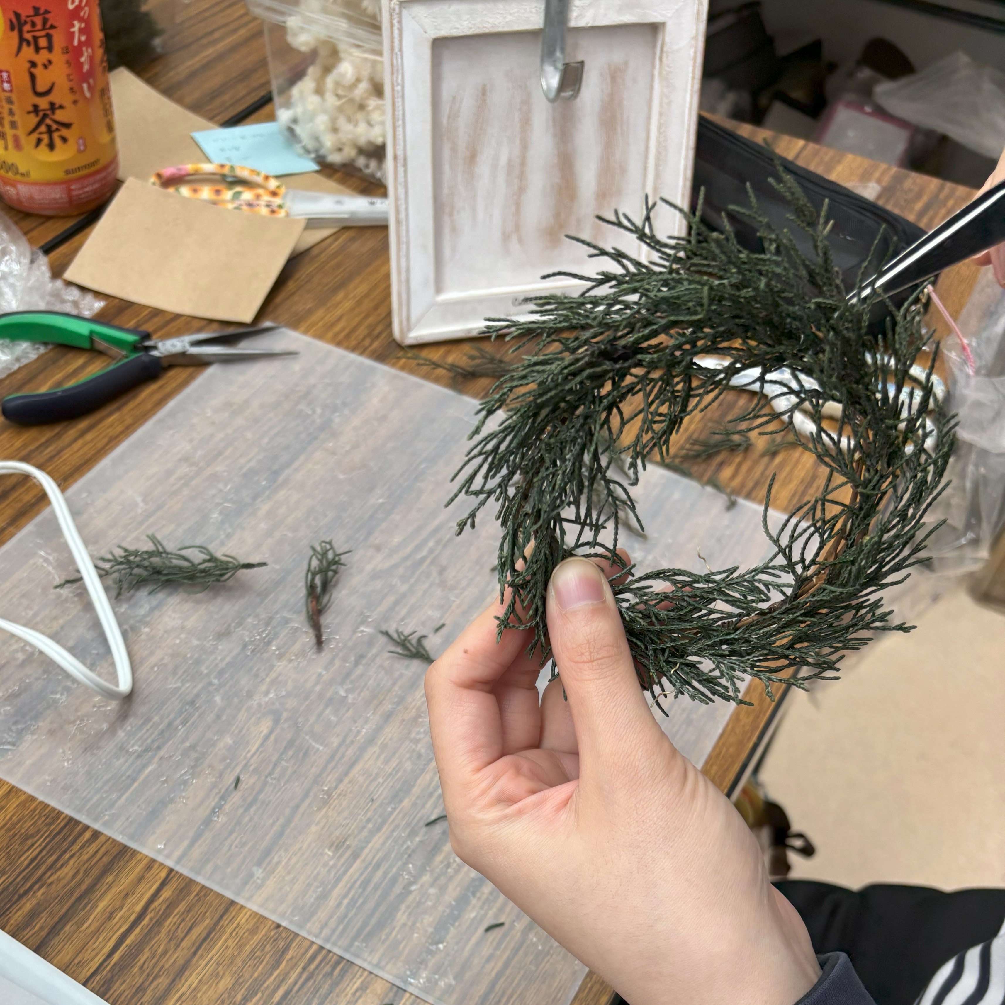 クリスマスリースの作業風景