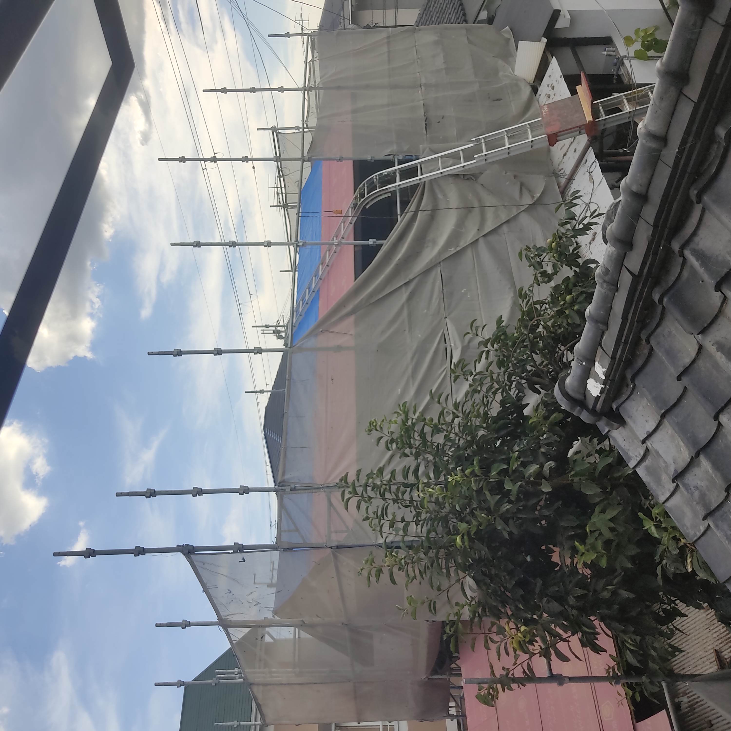 店舗裏の屋根工事スタートしております。