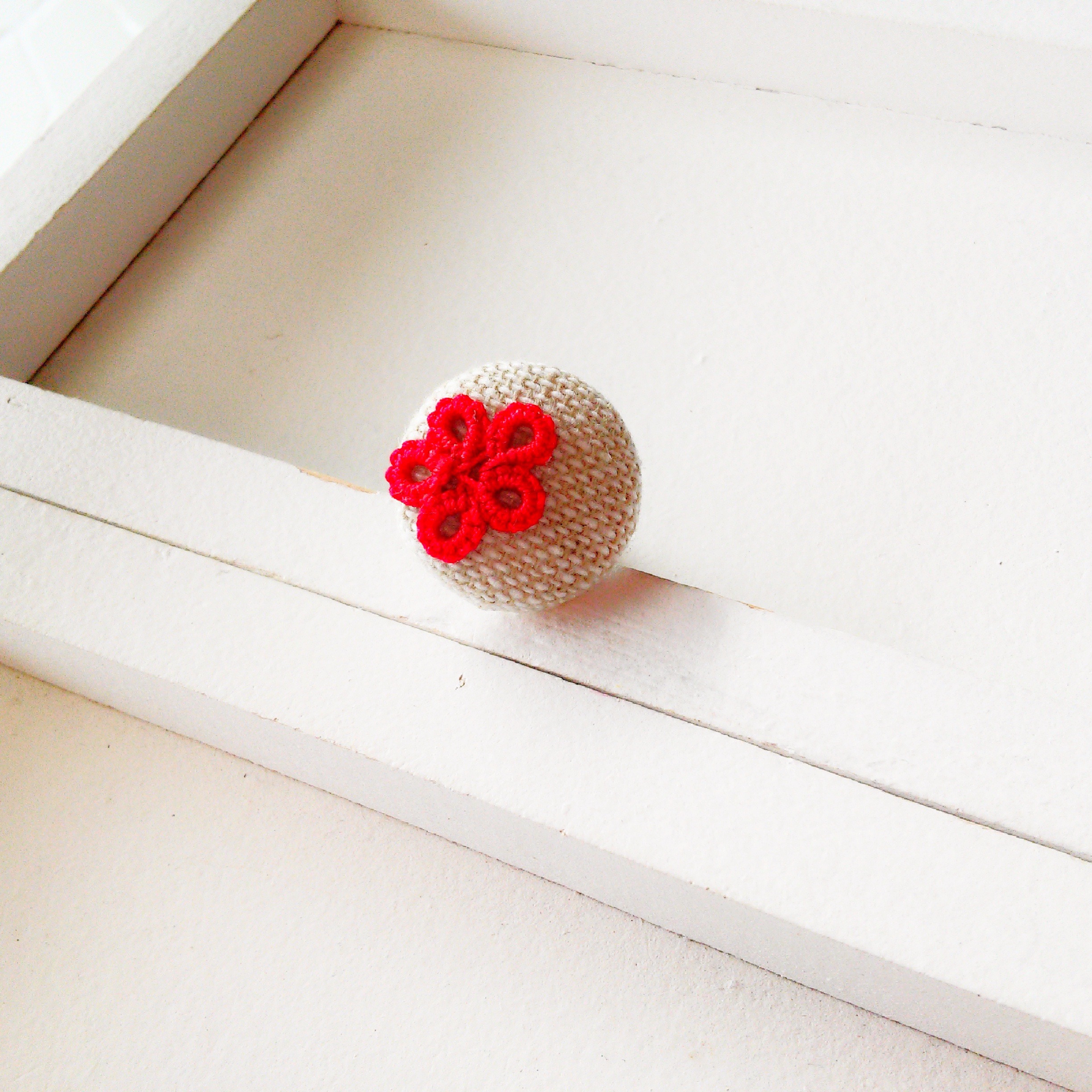 赤いお花のくるみボタン指輪