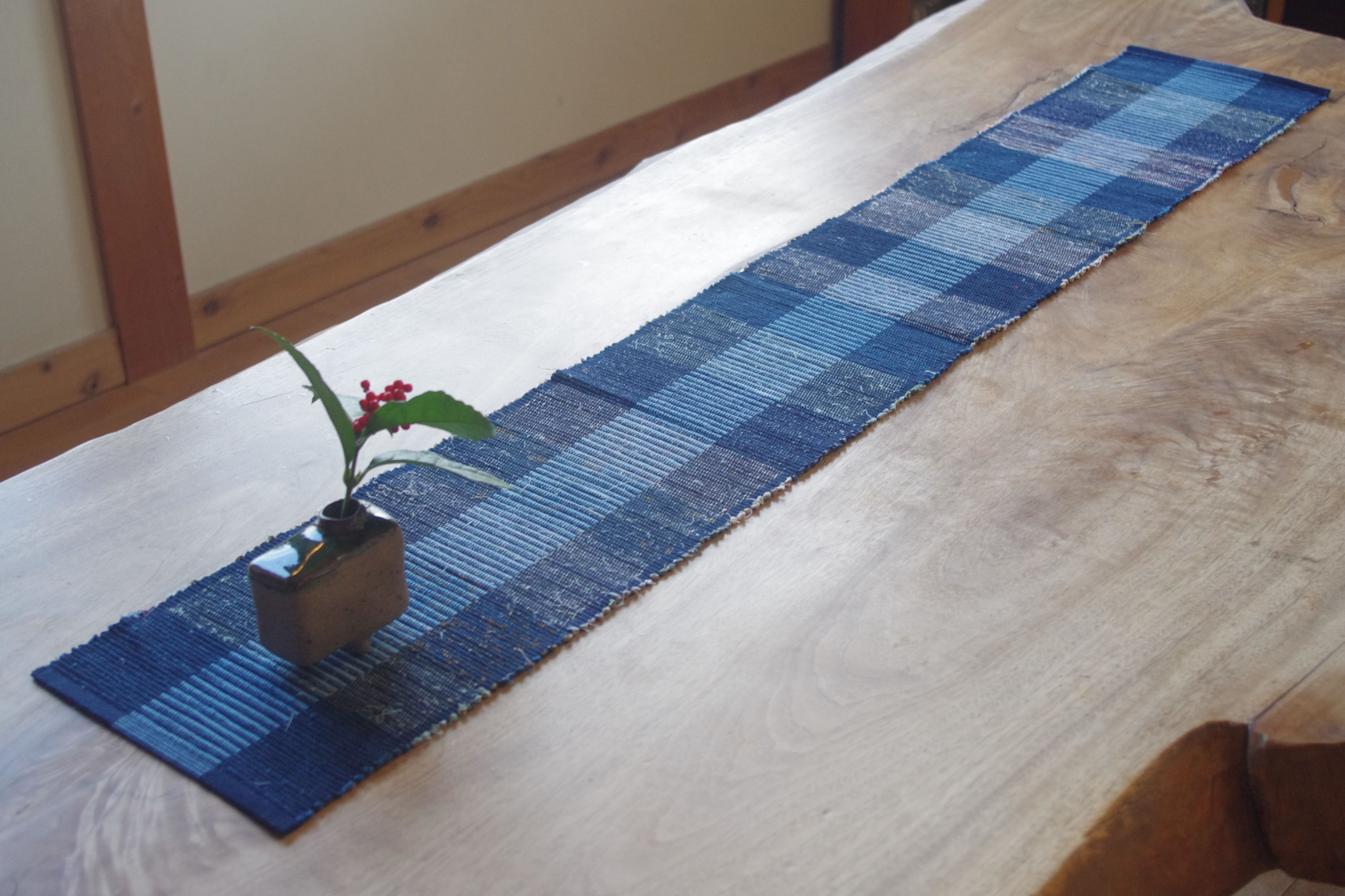 存在感のある布で雰囲気作り。裂き織りのテーブルセンターでかっこいい落ち着きある空間に。