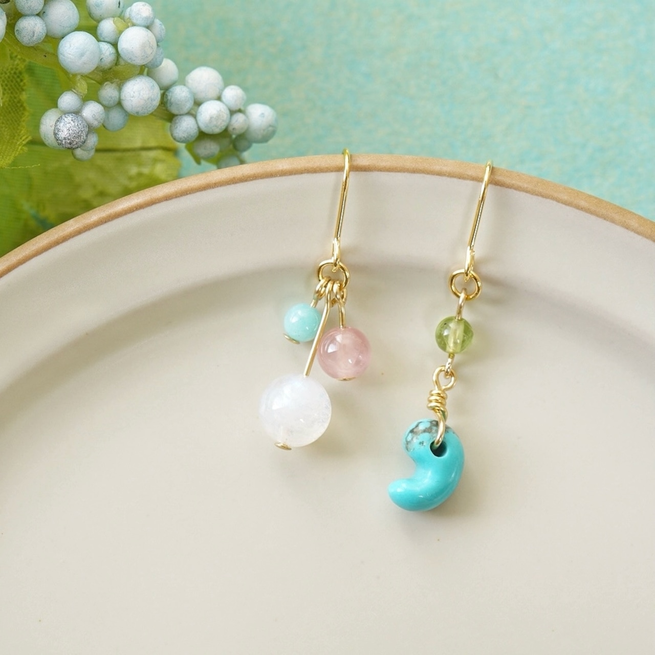 ターコイズ勾玉とレインボームーンストーンのピアス