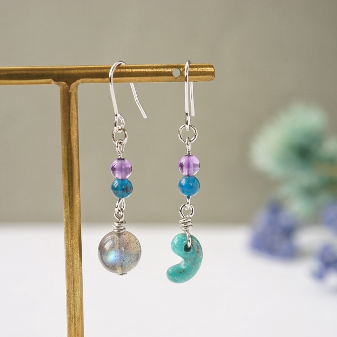 ターコイズ勾玉とラブラドライトのピアス