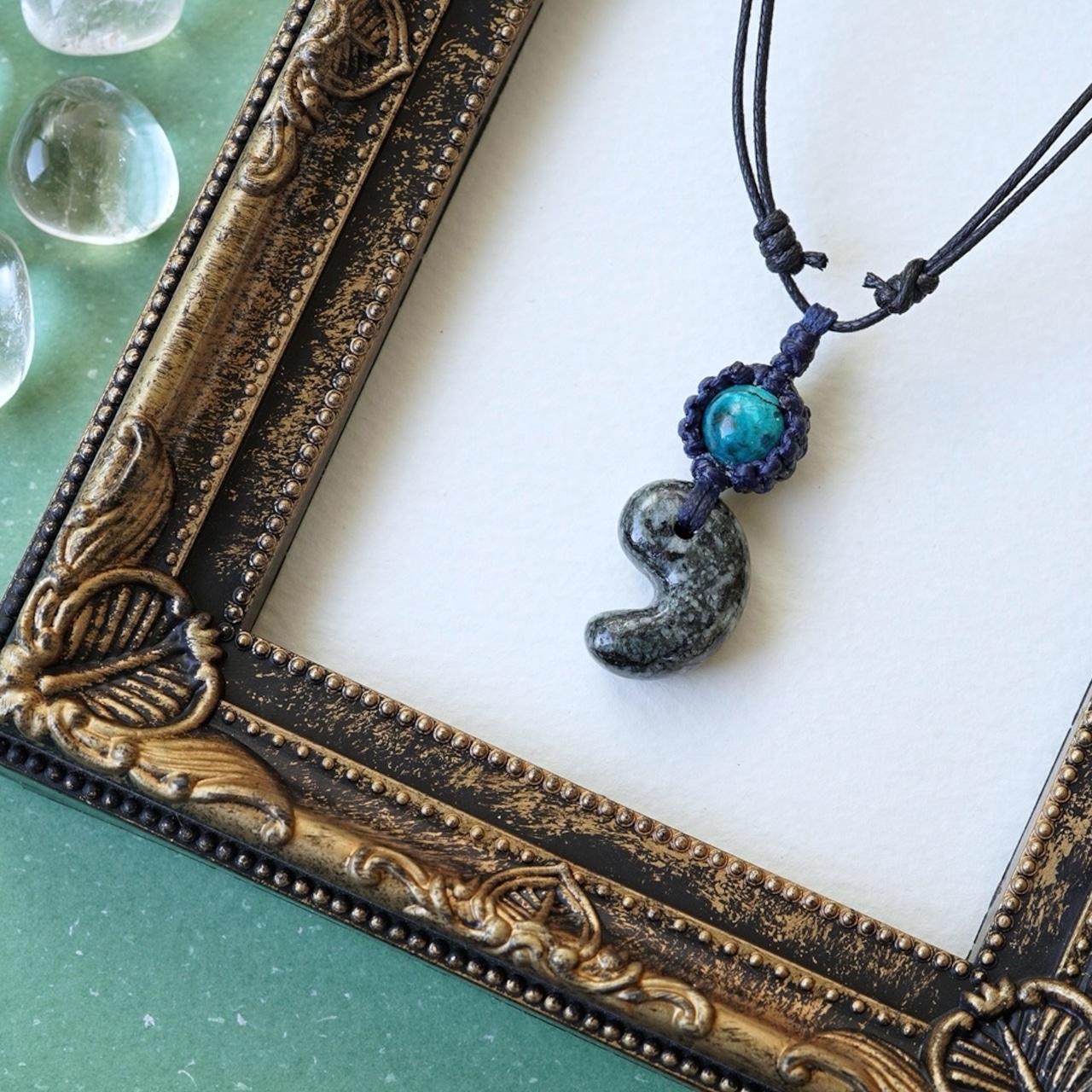 伊勢青石勾玉とブルークリソコーラのチョーカー