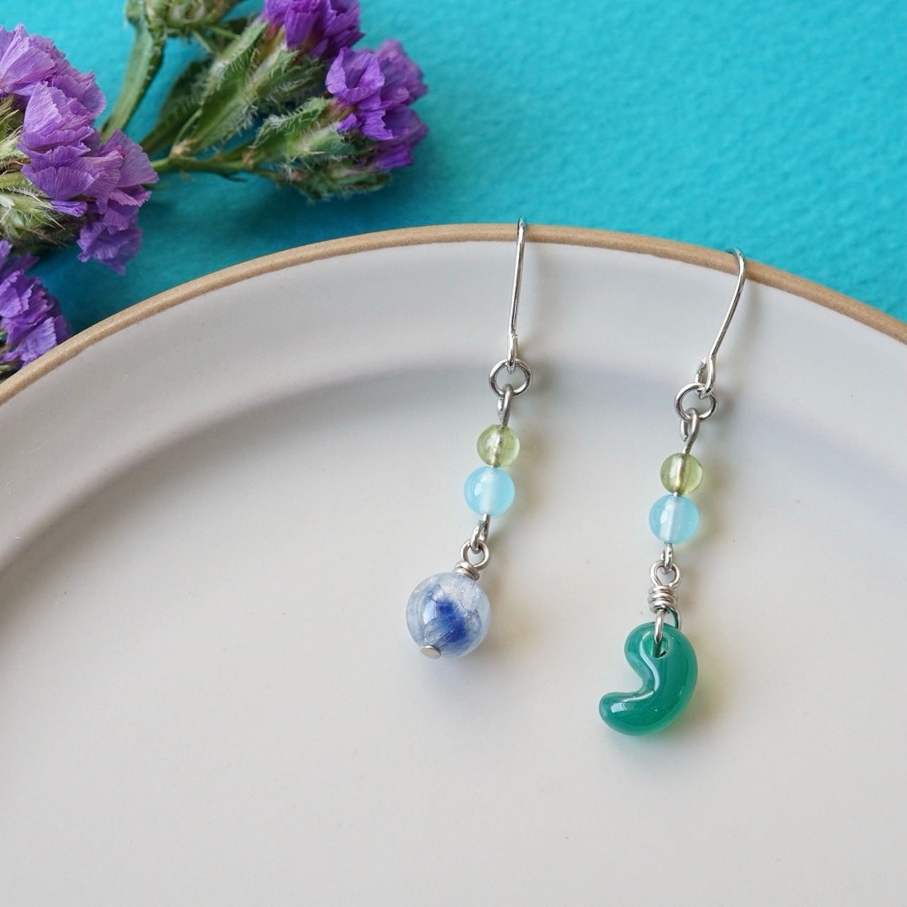 青めのう勾玉とカイヤナイトのピアス