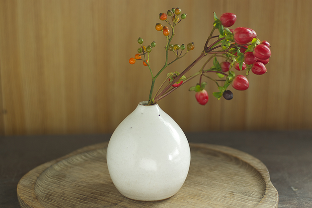 陶器の花器でお部屋を彩る