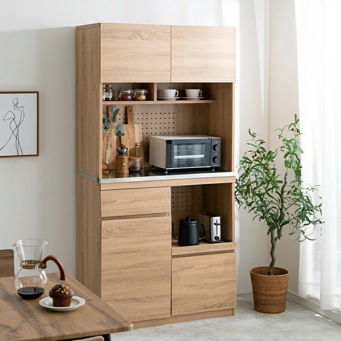 美しい木目と機能性が高く美しいステンレスを採用。大容量収納の食器棚