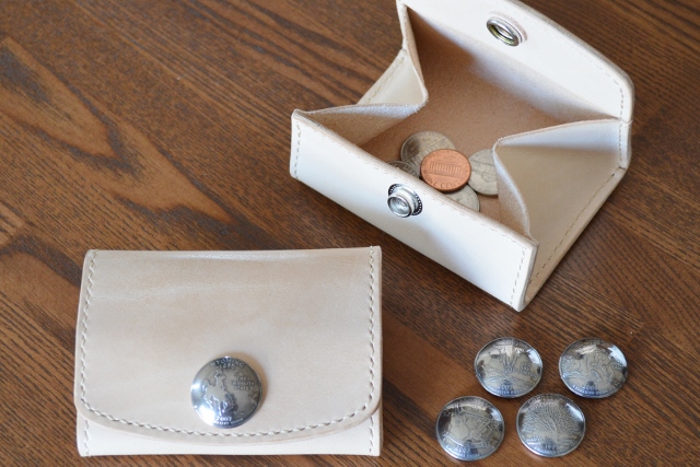 イタリアヌメ革を手磨きで艶出し＆選べるコインコンチョのBOXミニ財布